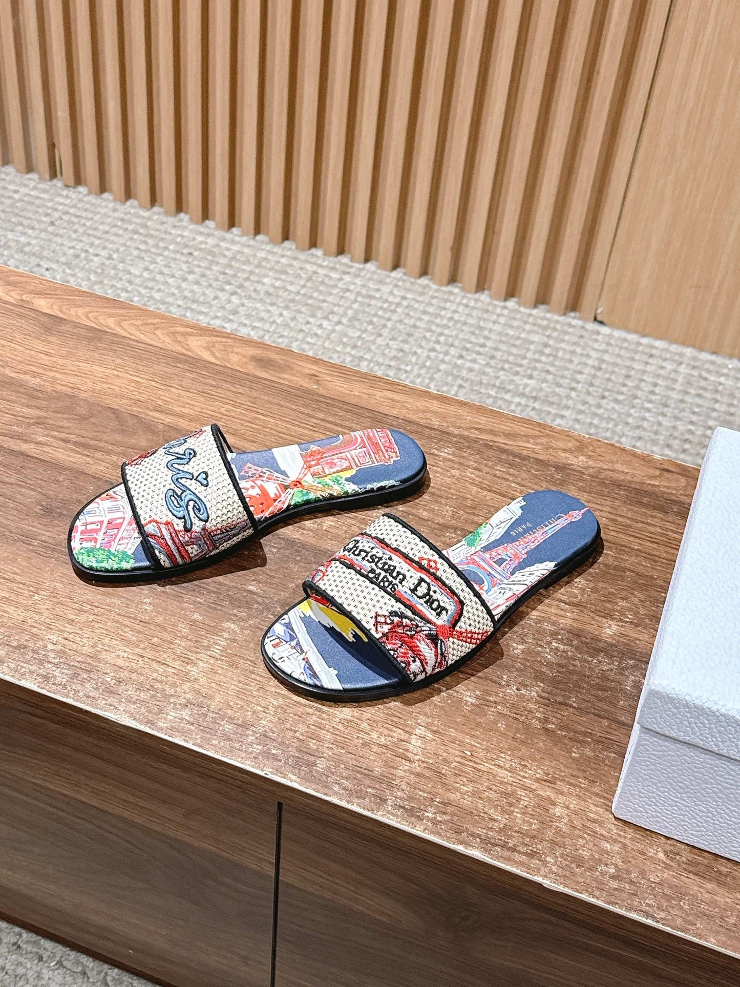 迪D家-春夏款 刺繡平底一字拖鞋