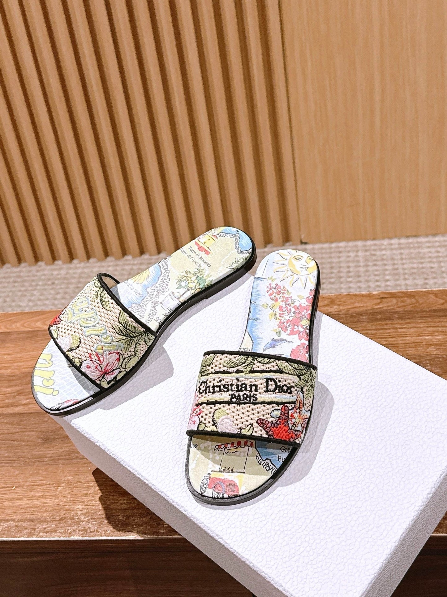 迪D家-春夏款 刺繡平底一字拖鞋