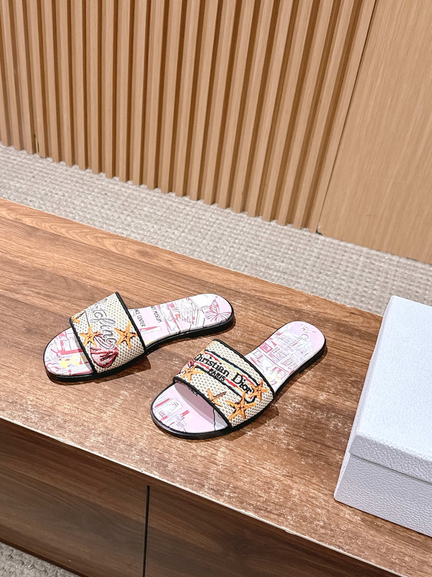 迪D家-春夏款 刺繡平底一字拖鞋