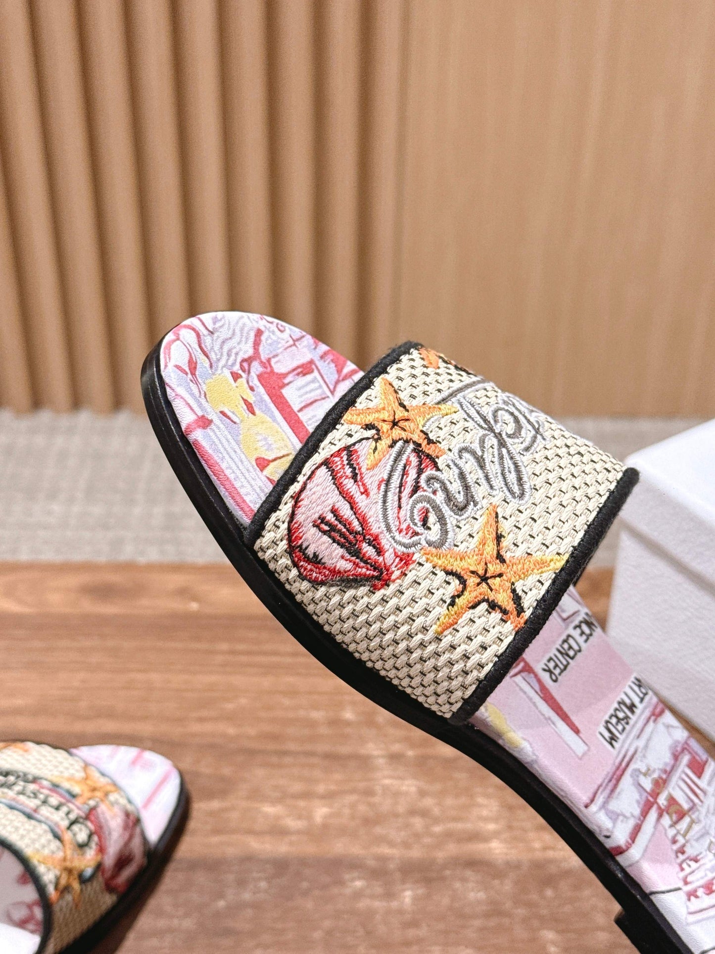 迪D家-春夏款 刺繡平底一字拖鞋