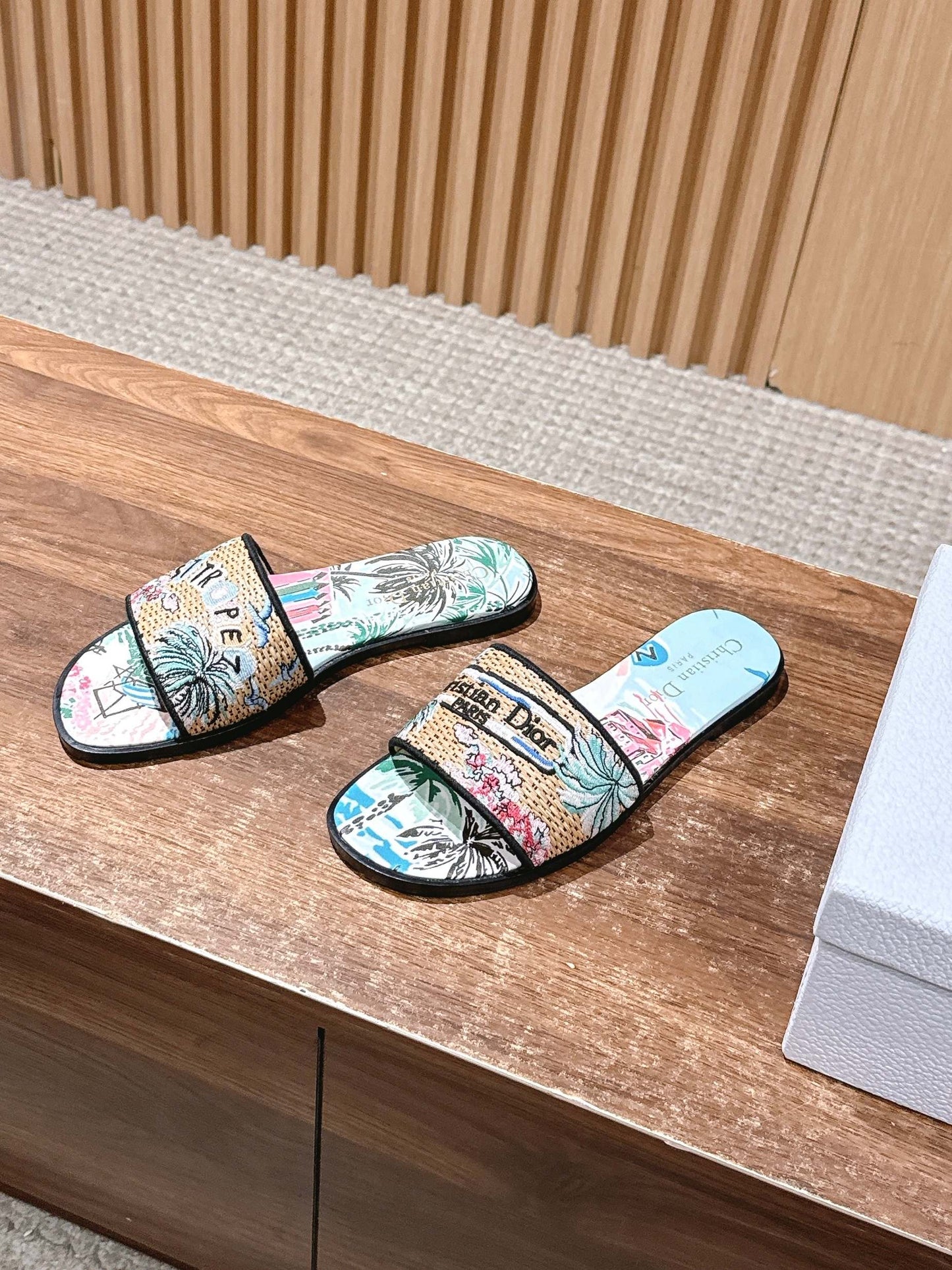 迪D家-春夏款 刺繡平底一字拖鞋