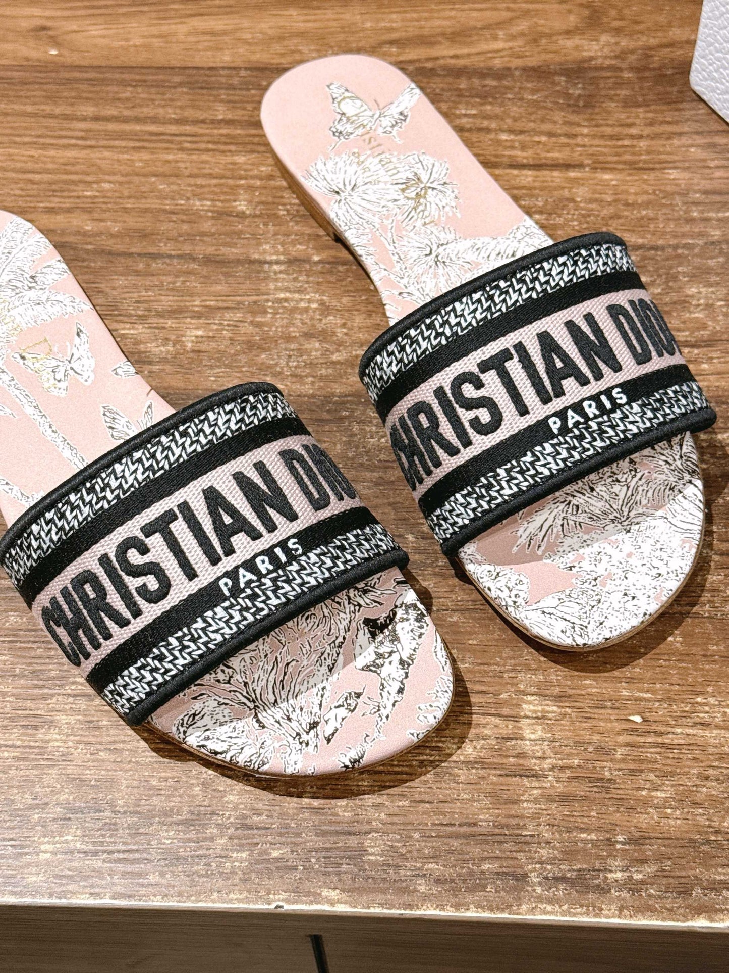 迪D家-春夏款 刺繡平底一字拖鞋