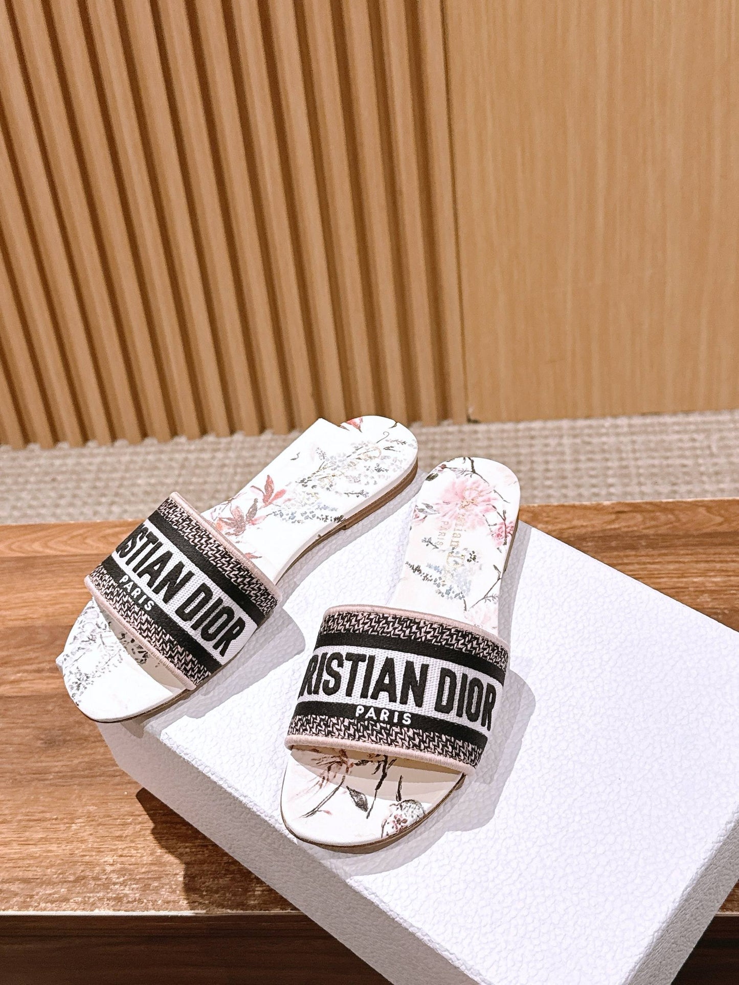 迪D家-春夏款 刺繡平底一字拖鞋
