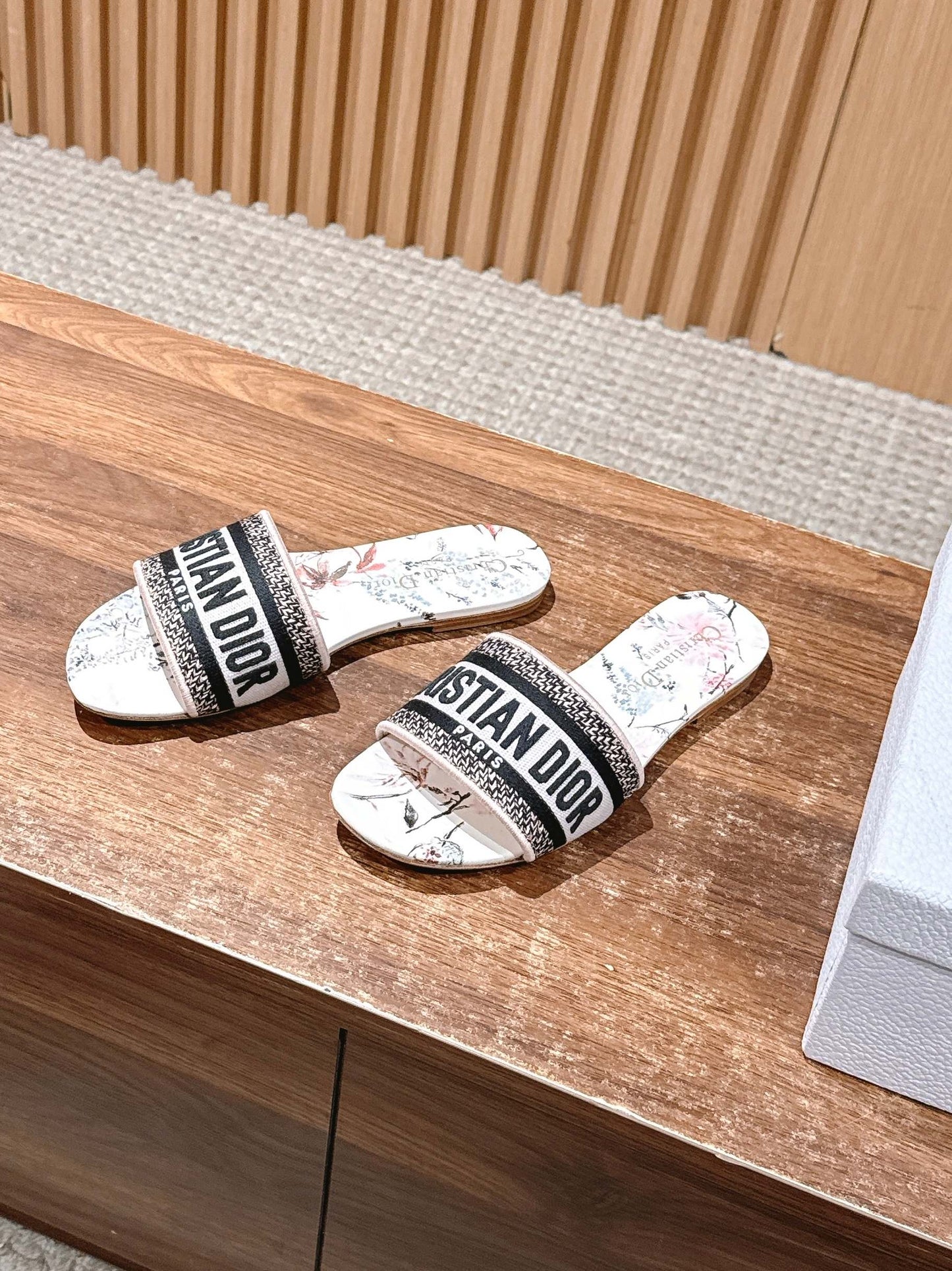 迪D家-春夏款 刺繡平底一字拖鞋