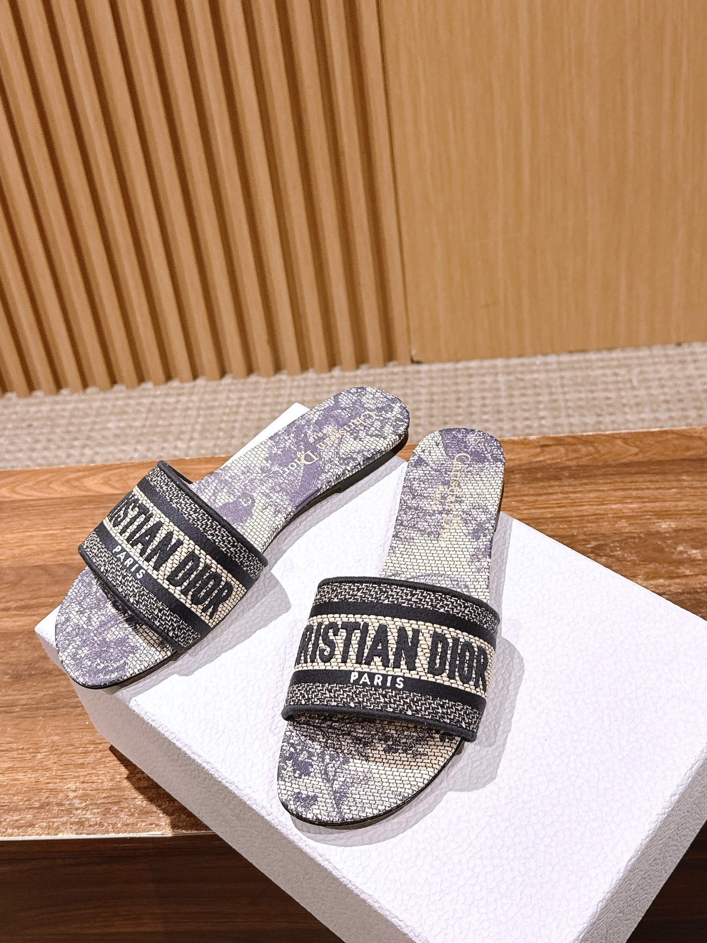 迪D家-春夏款 刺繡平底一字拖鞋