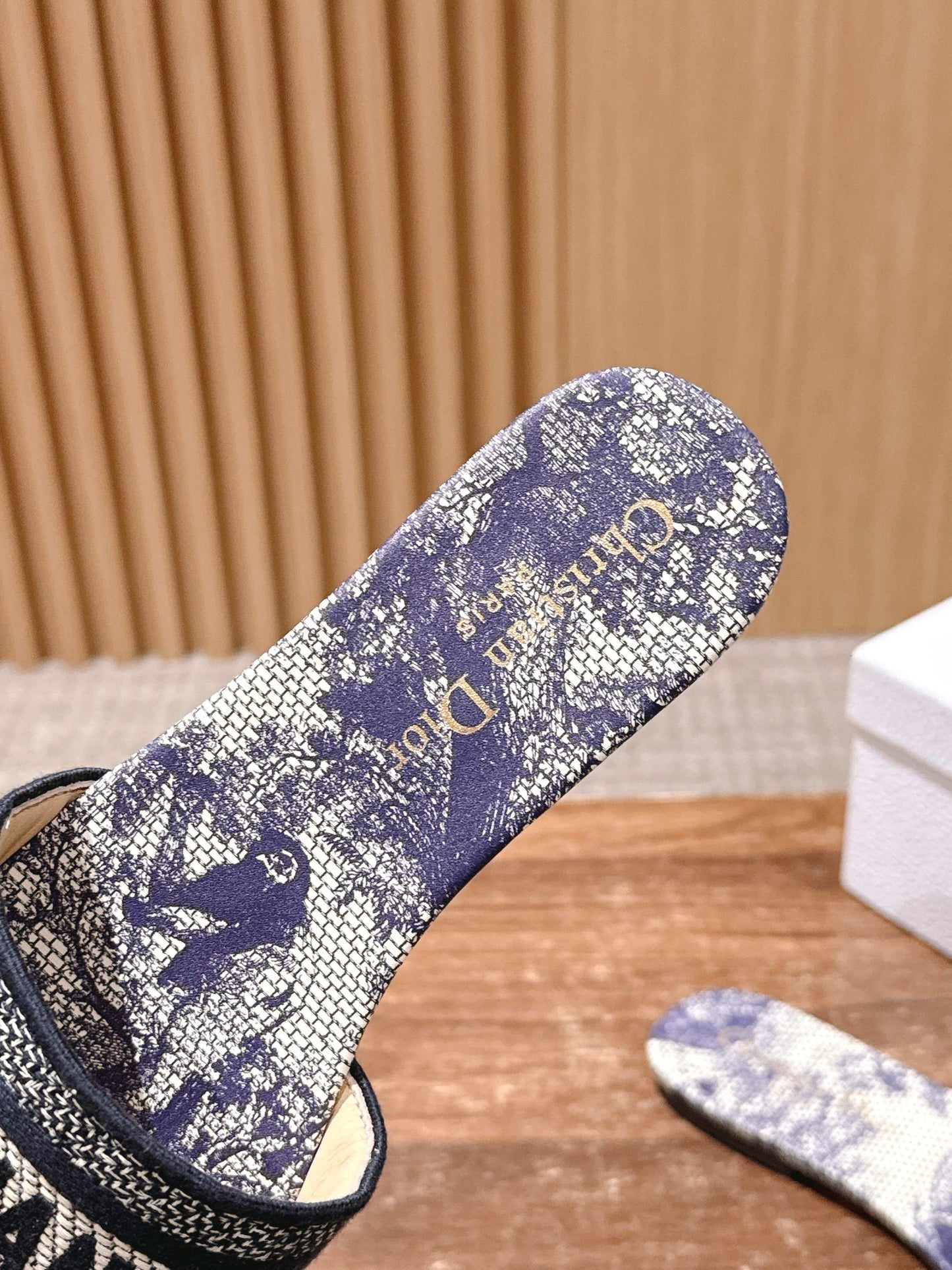 迪D家-春夏款 刺繡平底一字拖鞋