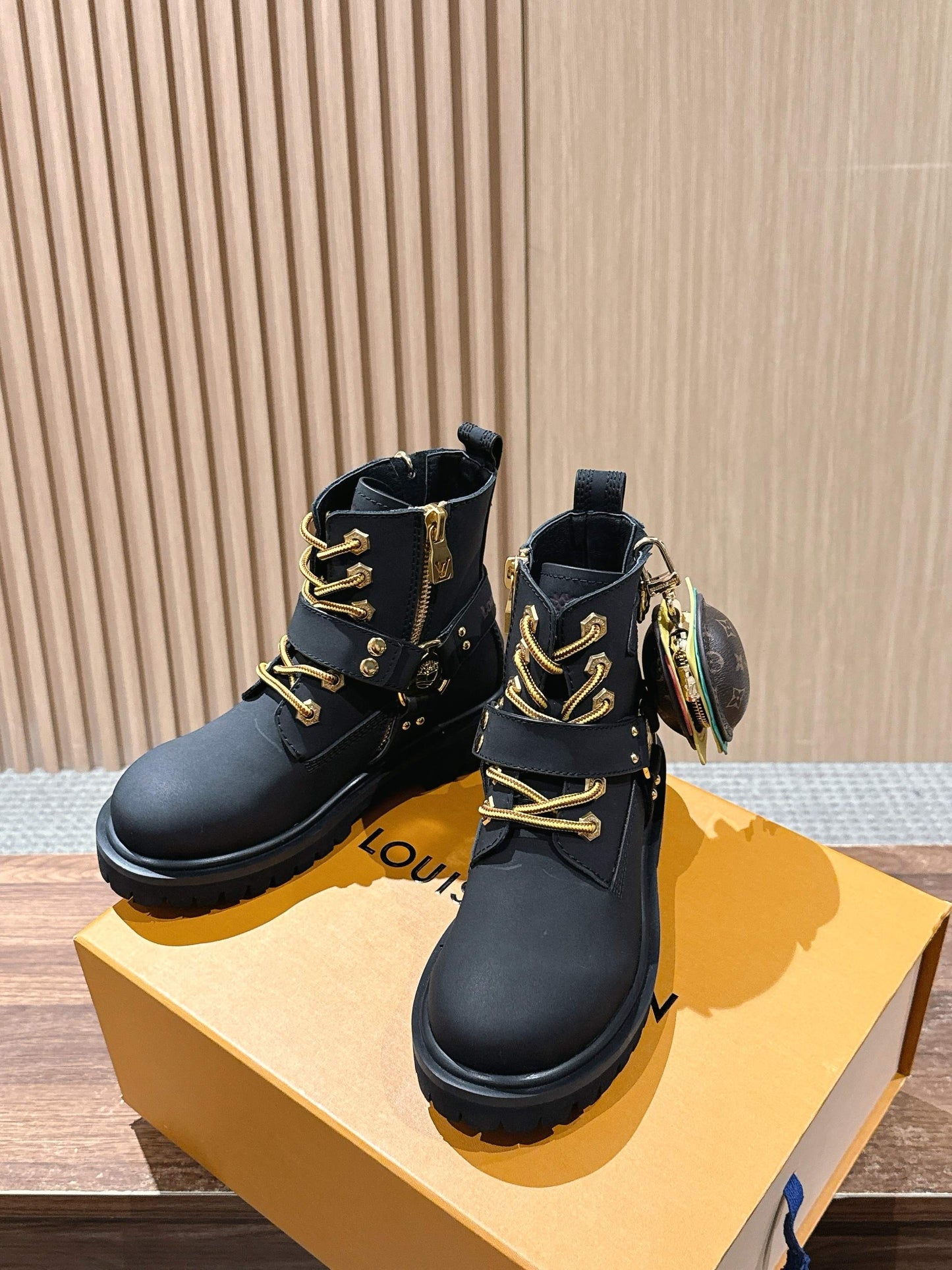路L家-漢堡吊飾 聯名綁帶款短靴 絨面黑色