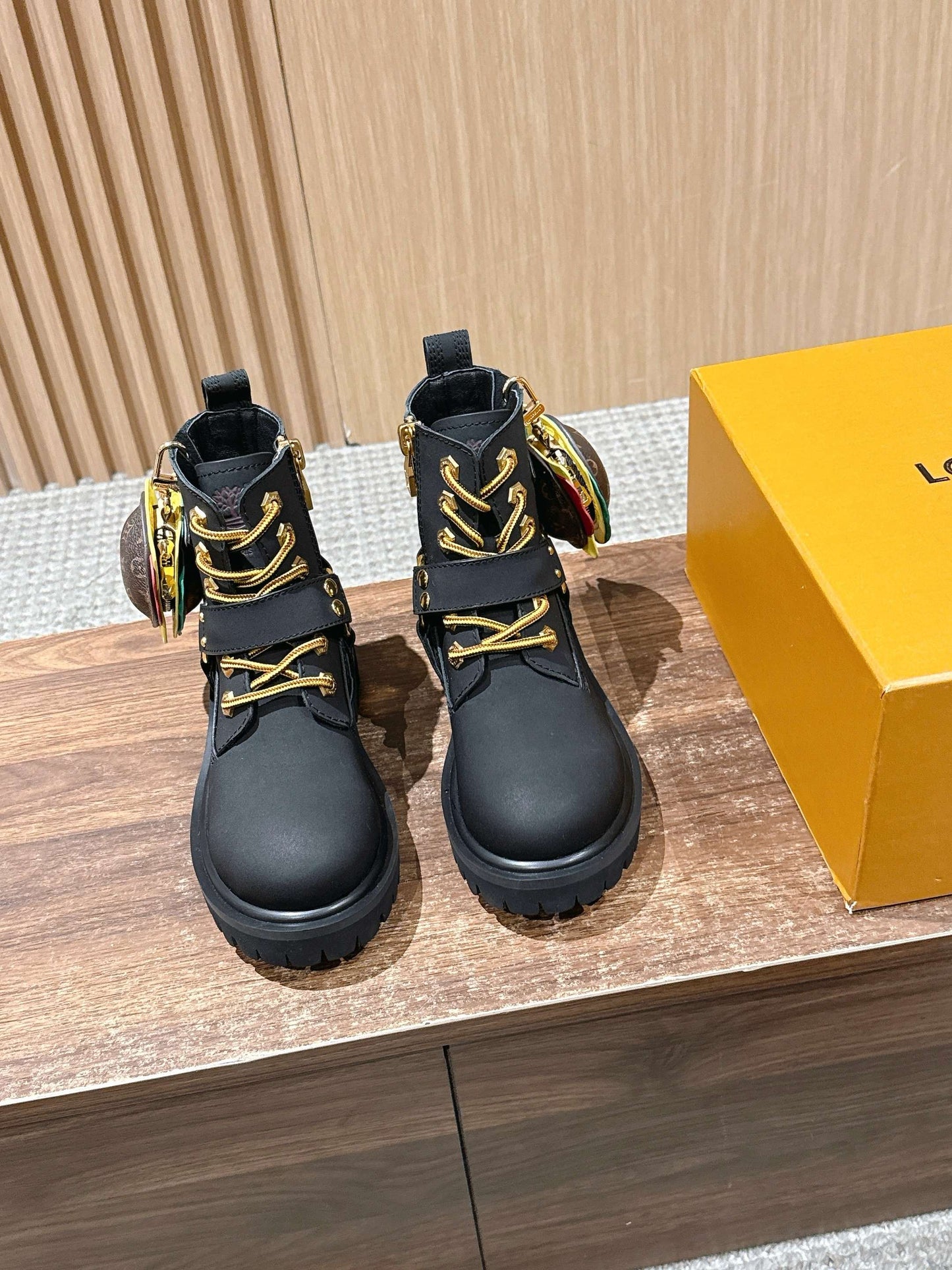 路L家-漢堡吊飾 聯名綁帶款短靴 絨面黑色