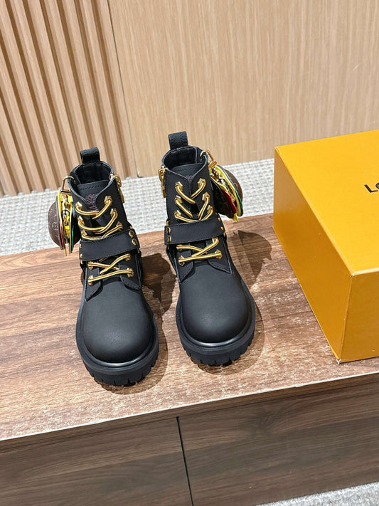 路L家-漢堡吊飾 聯名綁帶款短靴 絨面黑色