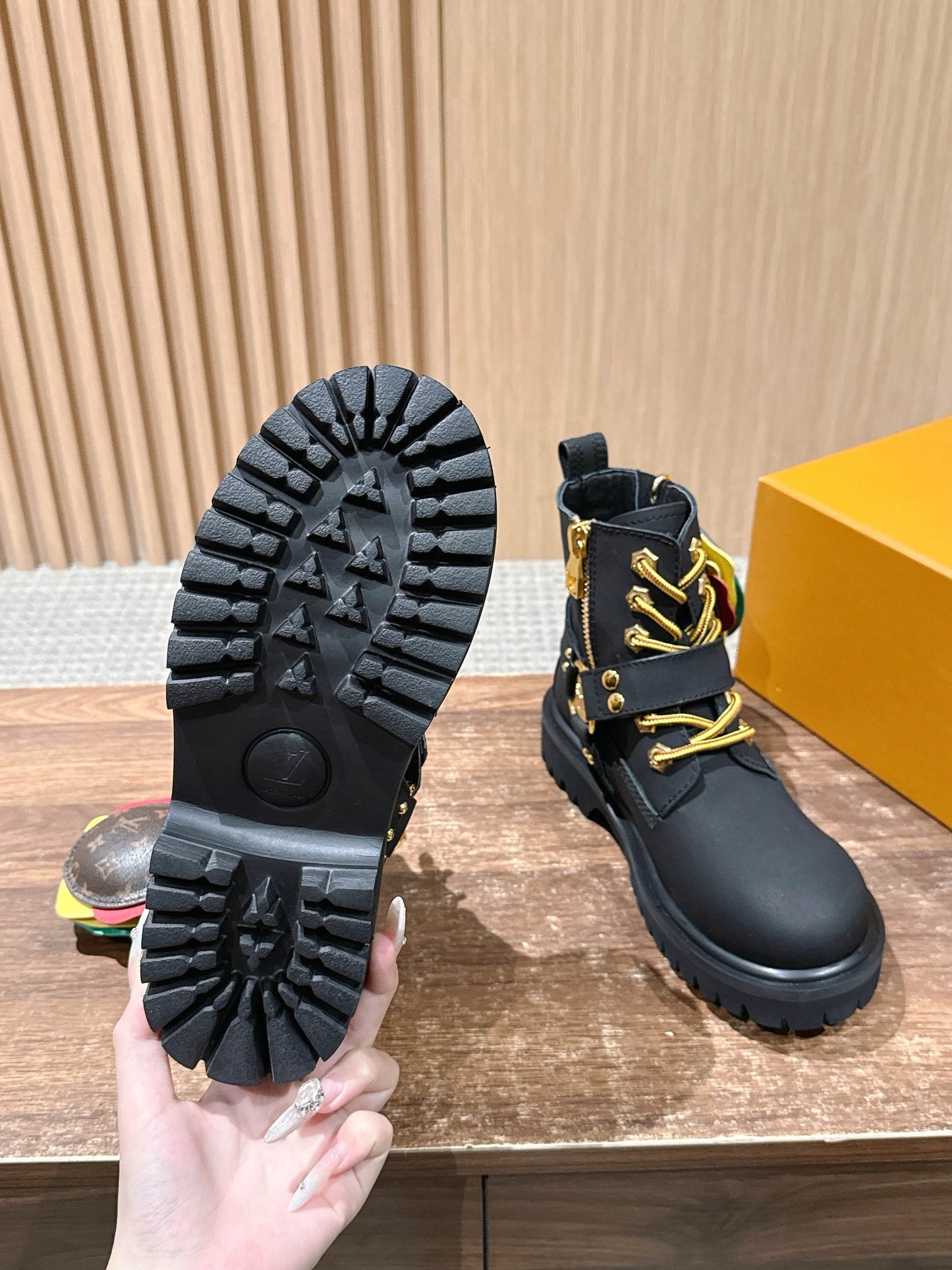路L家-漢堡吊飾 聯名綁帶款短靴 絨面黑色