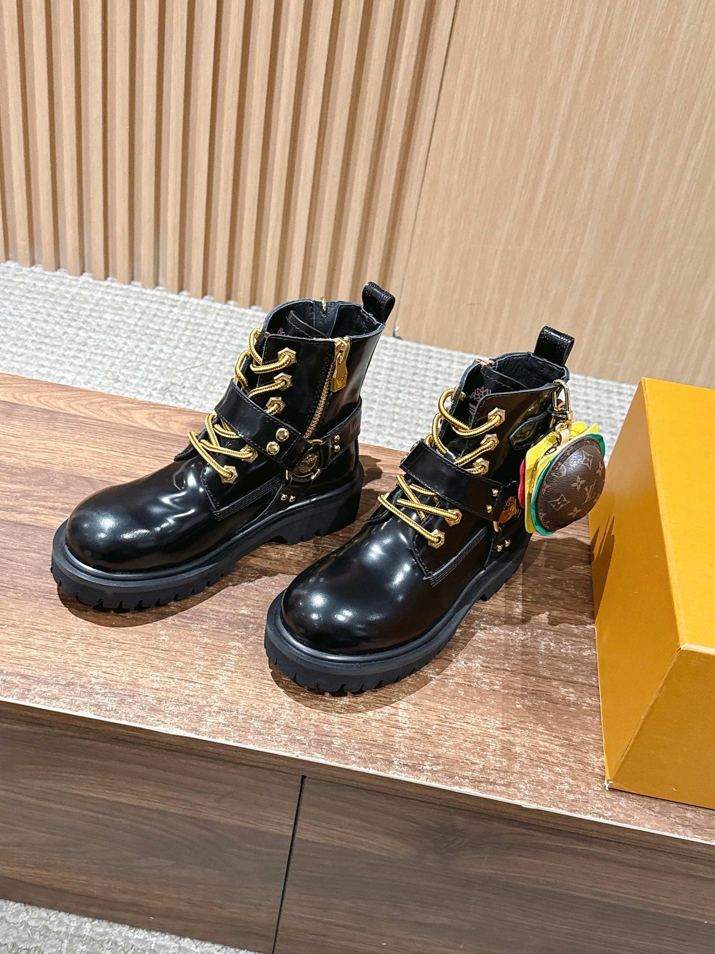 路L家-漢堡吊飾 聯名綁帶款短靴 漆皮黑色