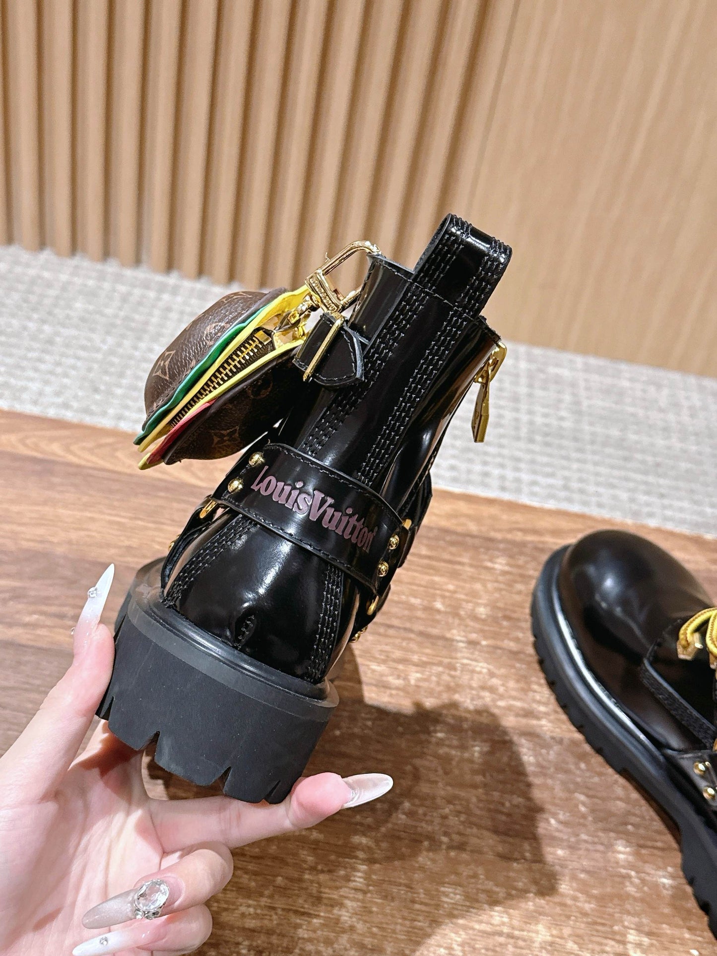路L家-漢堡吊飾 聯名綁帶款短靴 漆皮黑色