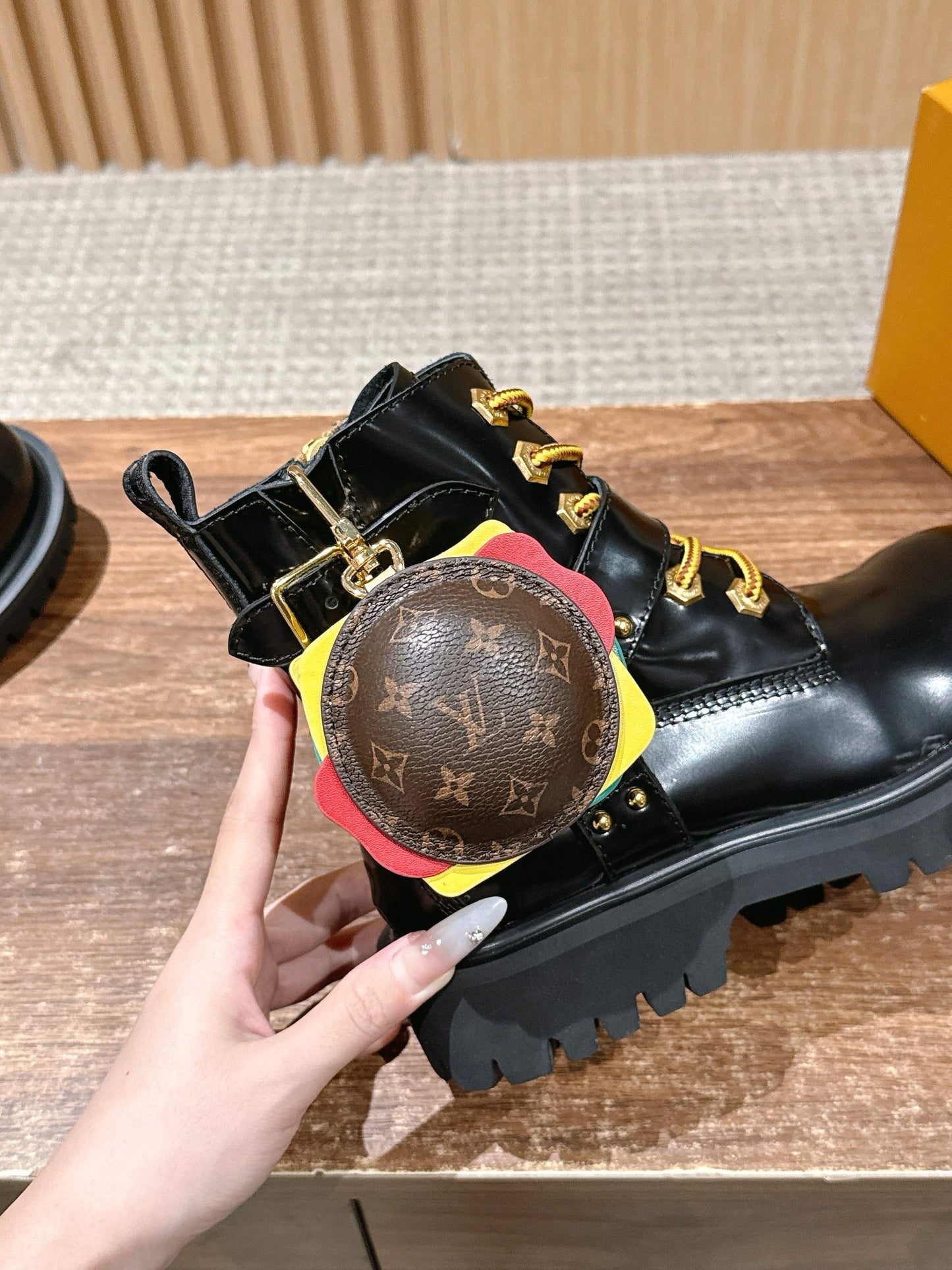 路L家-漢堡吊飾 聯名綁帶款短靴 漆皮黑色