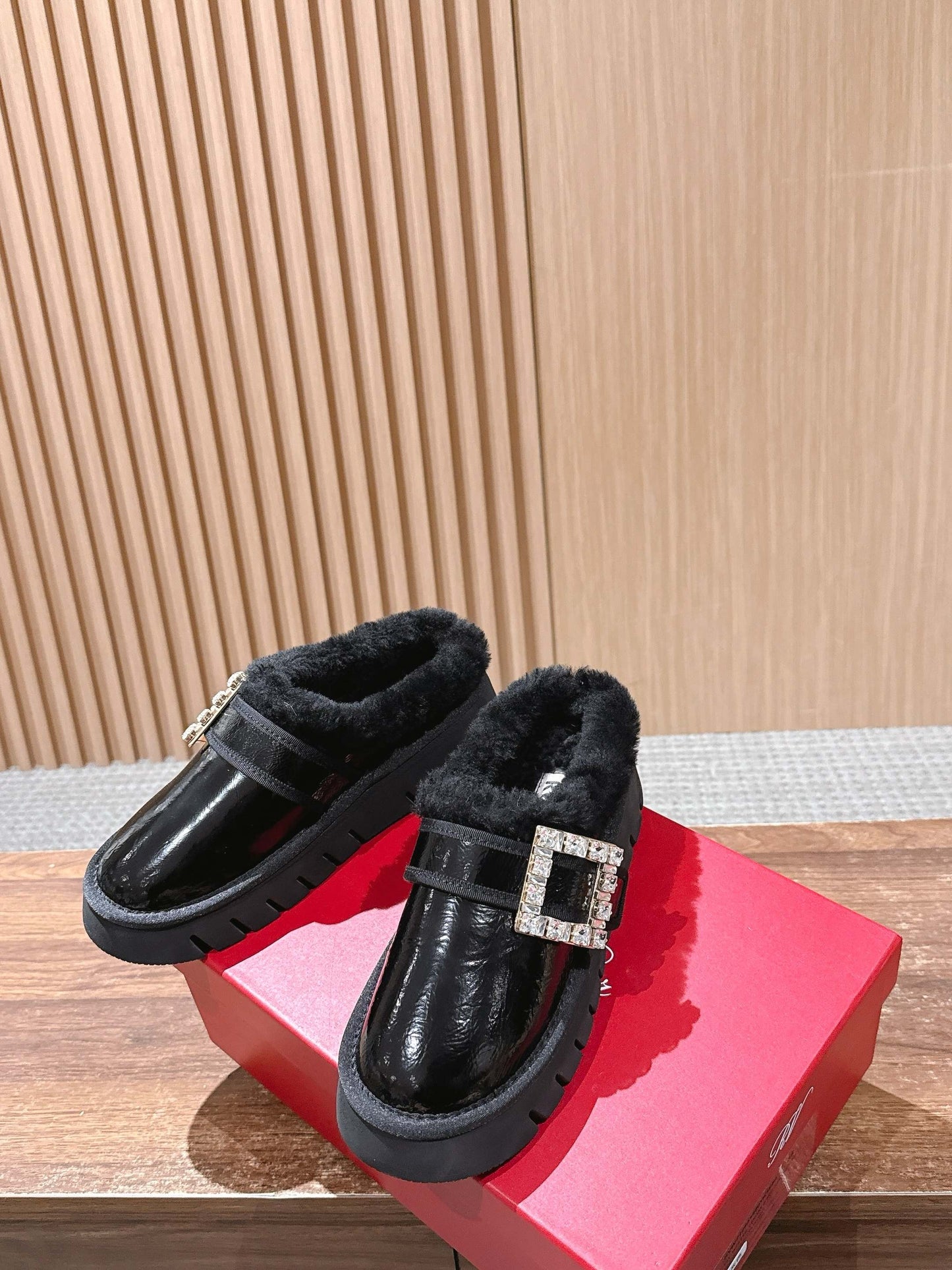 RV 鑽扣毛毛拖 黑色