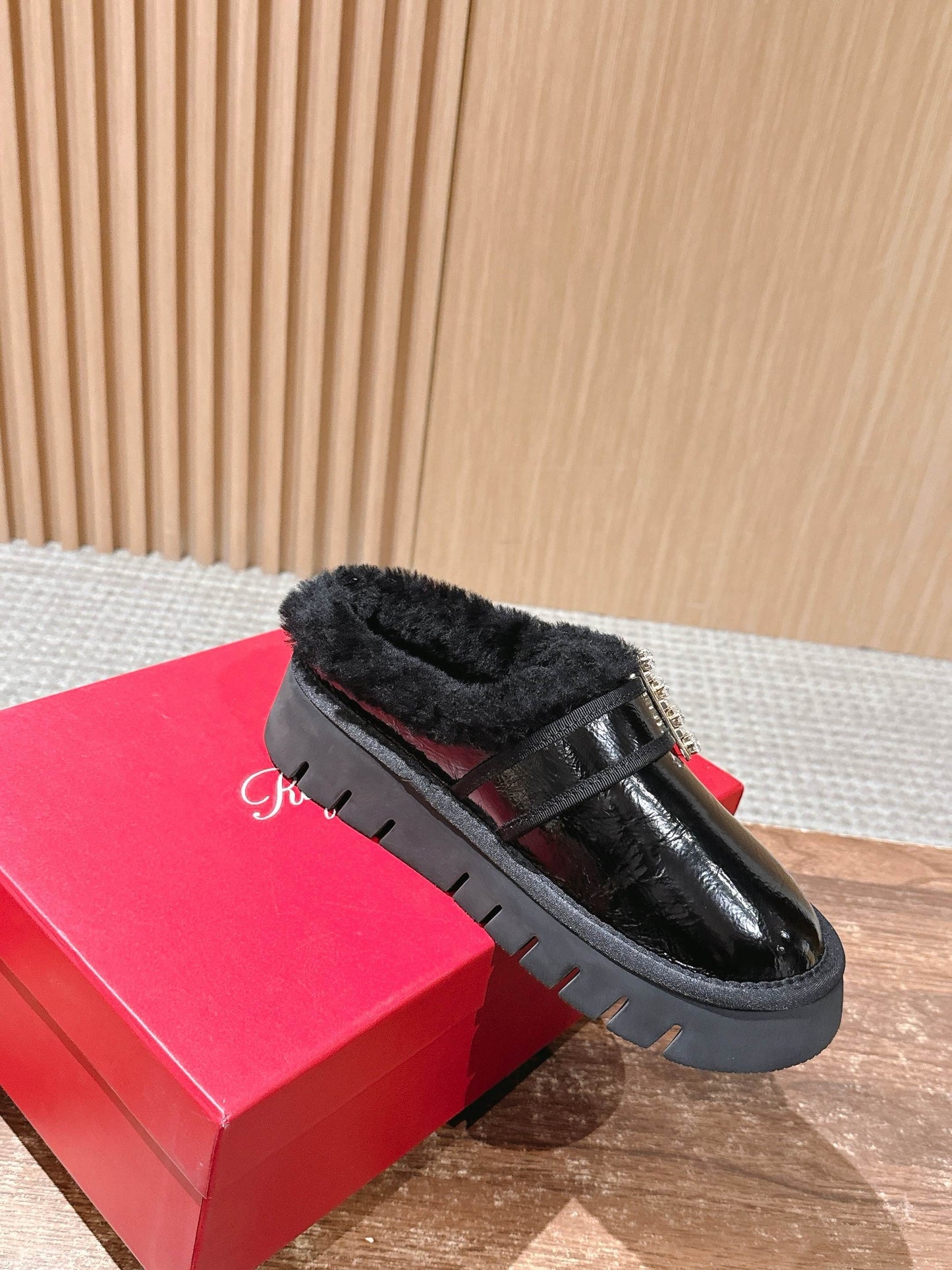 RV 鑽扣毛毛拖 黑色