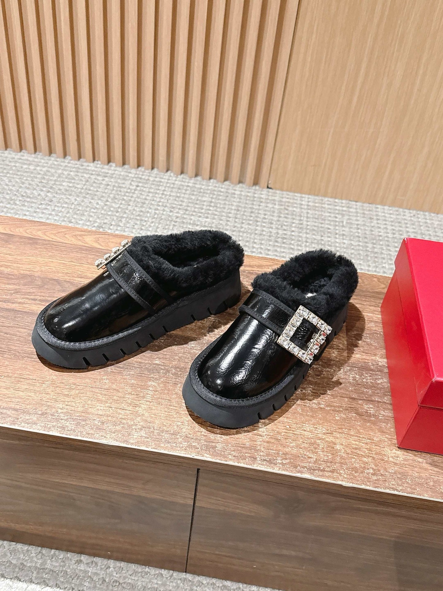 RV 鑽扣毛毛拖 黑色