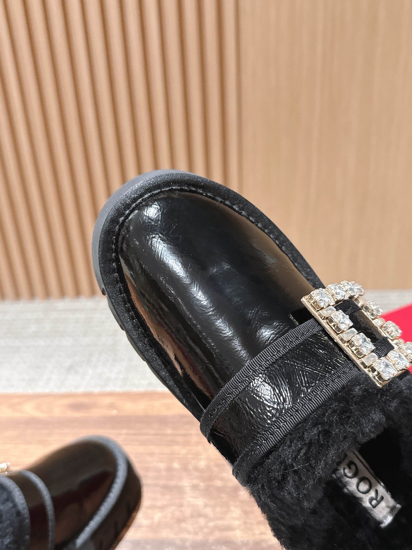 RV 鑽扣毛毛拖 黑色