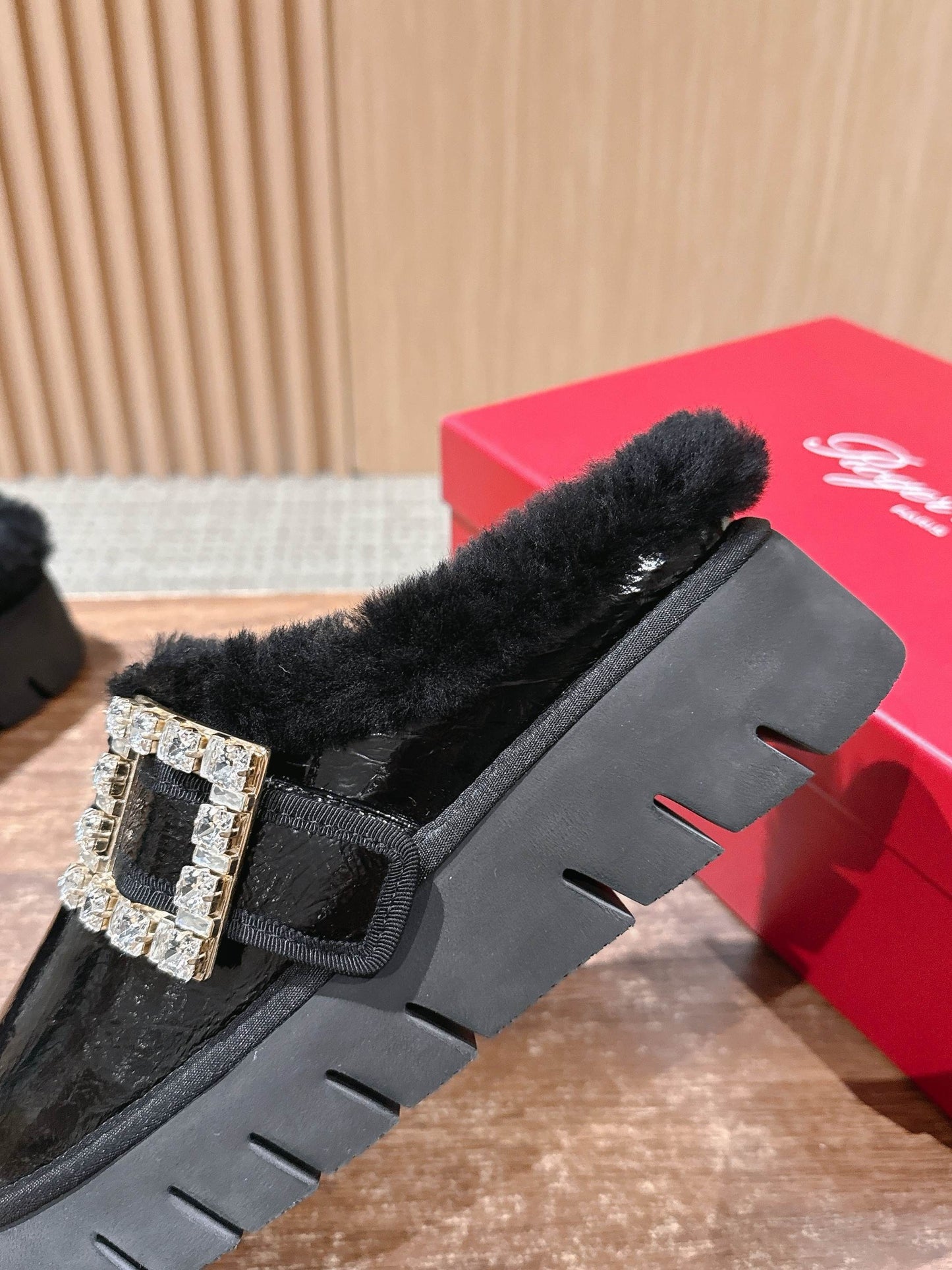 RV 鑽扣毛毛拖 黑色