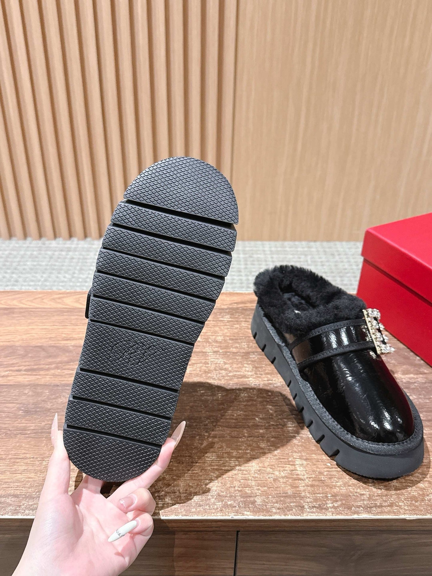 RV 鑽扣毛毛拖 黑色