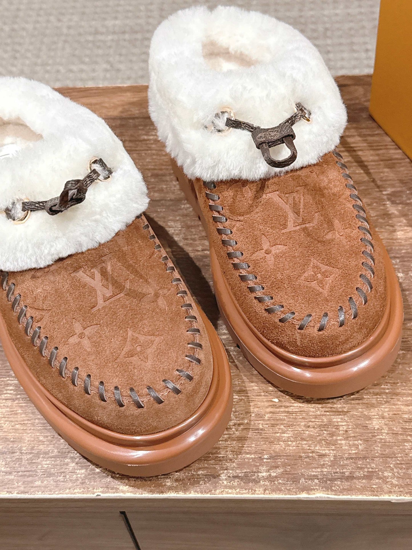 路L家-Monogram 壓花絨面牛皮革毛拖 棕色