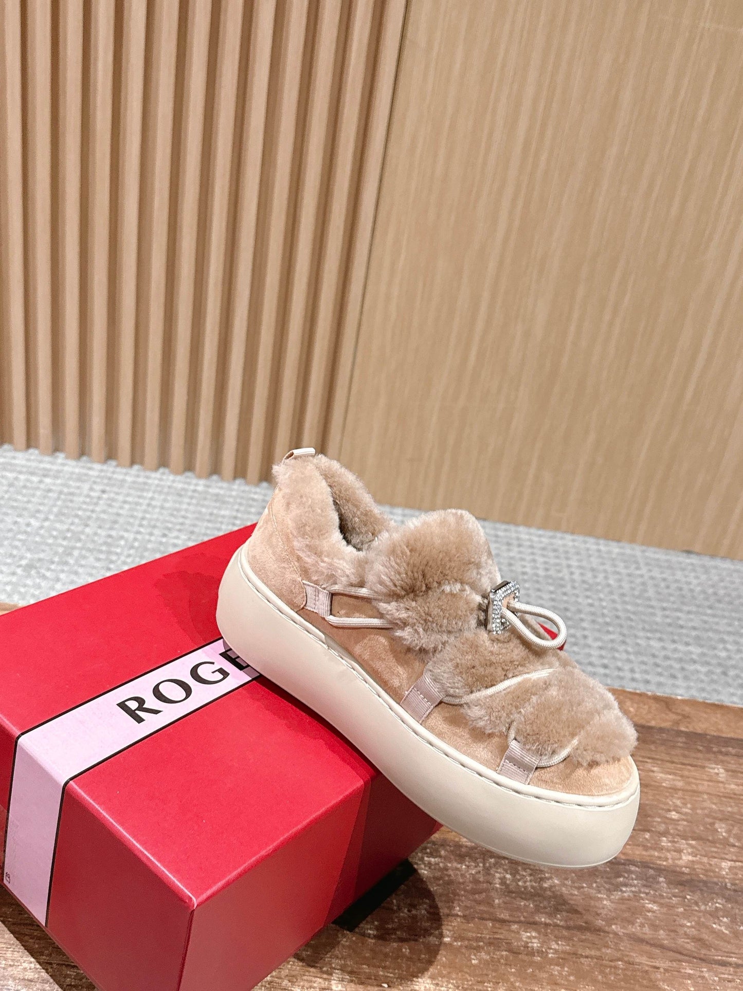 RV  𝐕𝐢𝐯'𝐔𝐩 絨毛休閒鞋 米色
