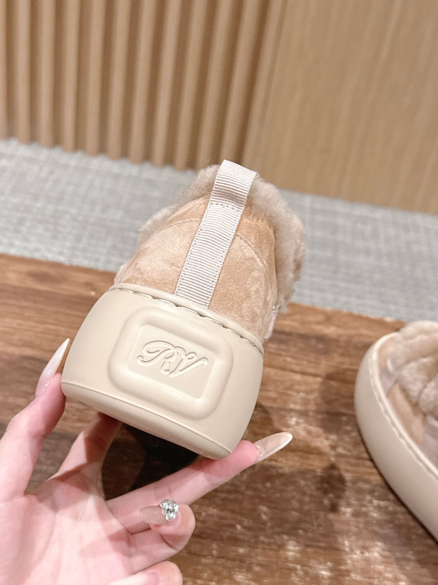 RV  𝐕𝐢𝐯'𝐔𝐩 絨毛休閒鞋 米色