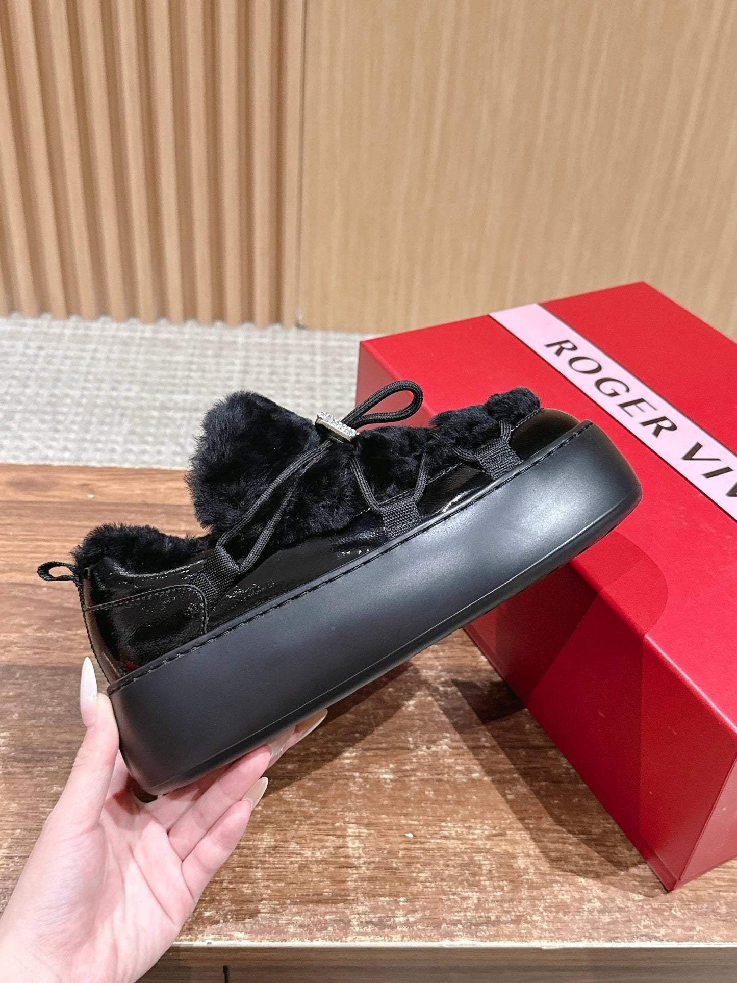RV  𝐕𝐢𝐯'𝐔𝐩 絨毛休閒鞋 黑色