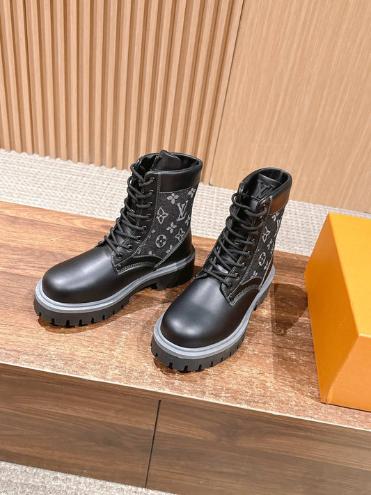路L家-牛皮拼牛仔印花馬丁靴 銀色