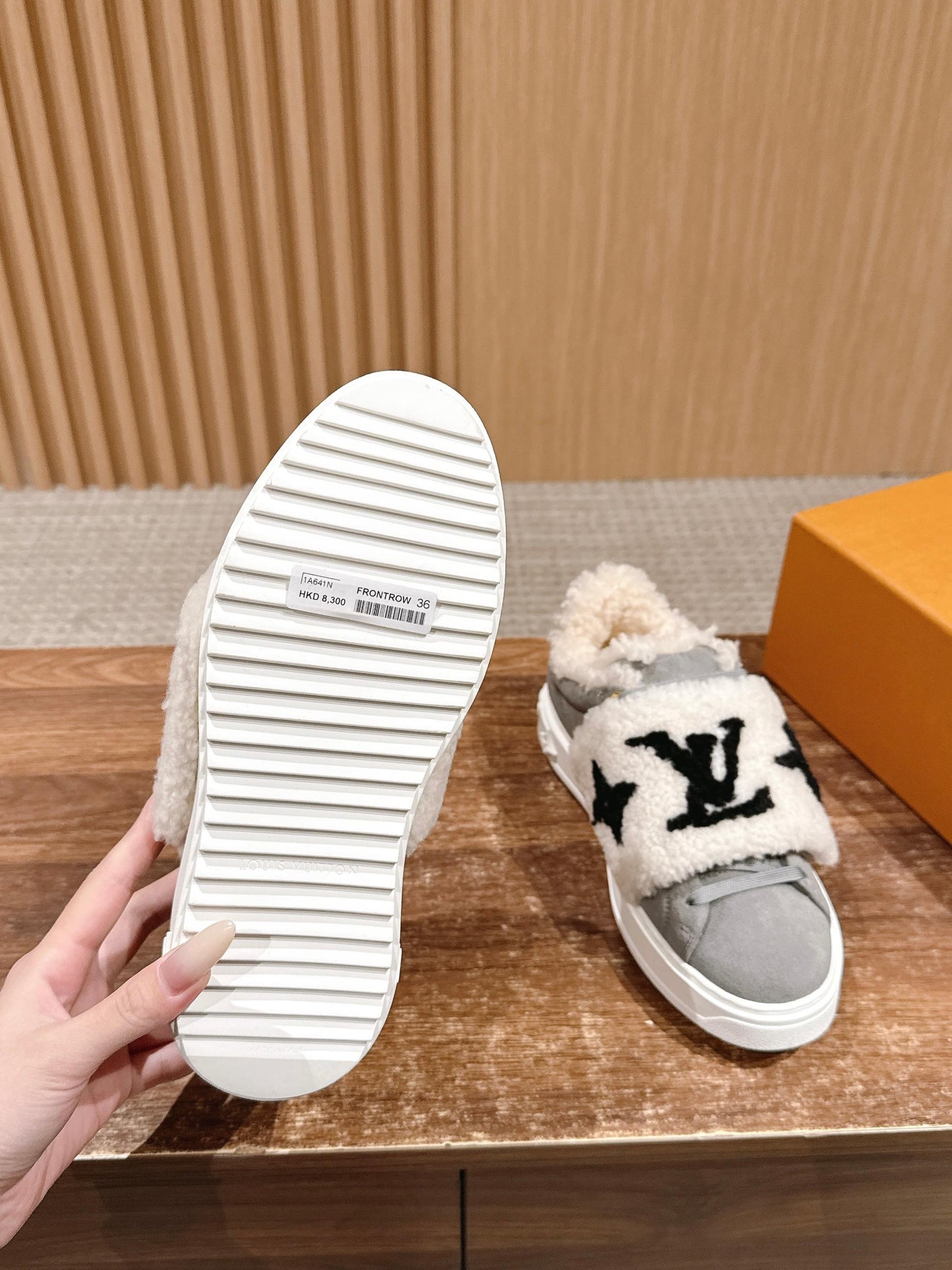 路L家-羊羔毛LOGO厚底運動鞋 灰色
