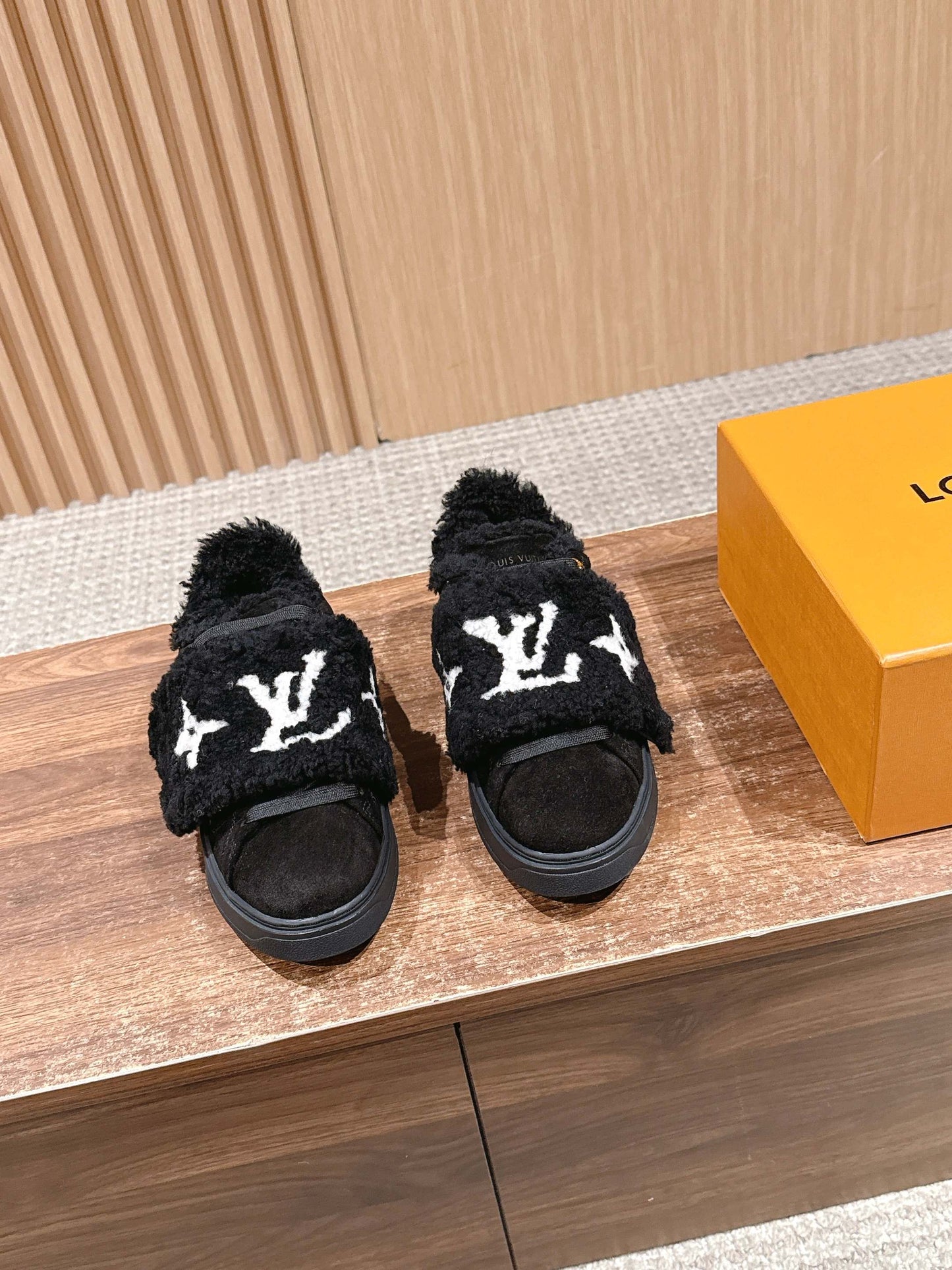 路L家-羊羔毛LOGO厚底運動鞋 黑色