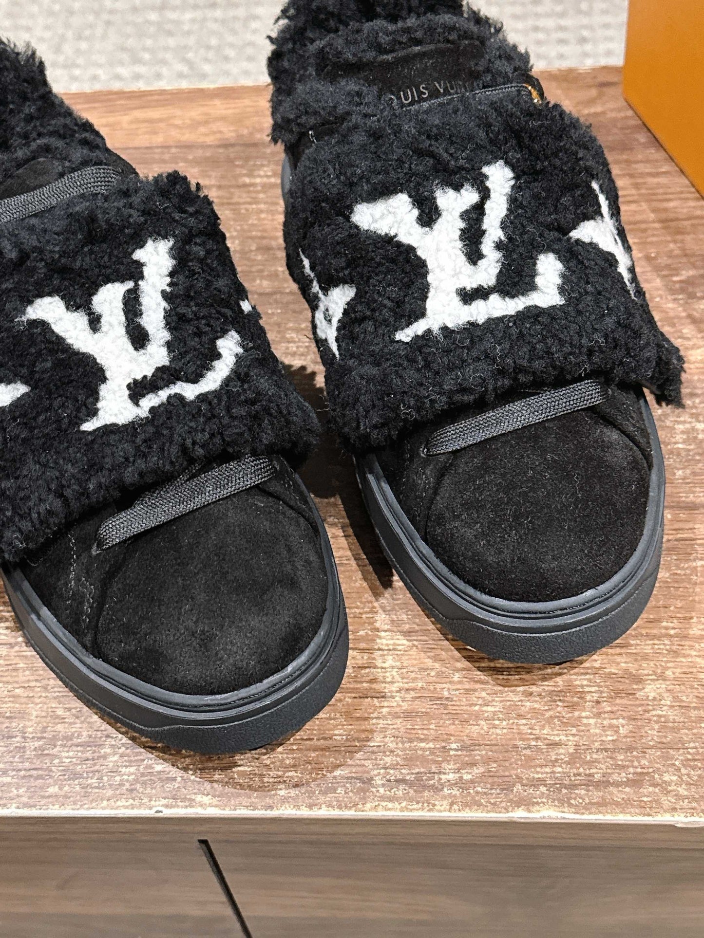 路L家-羊羔毛LOGO厚底運動鞋 黑色