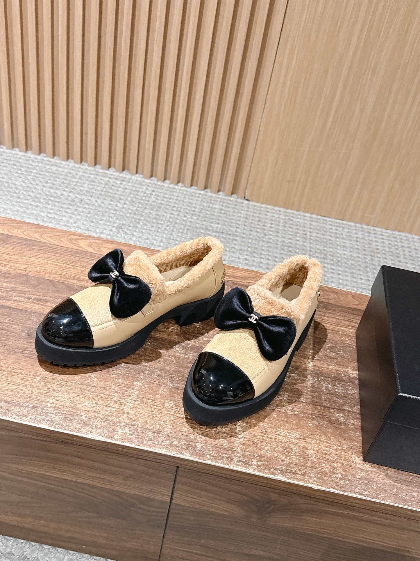 小香家-蝴蝶結毛絨樂福鞋 卡其色