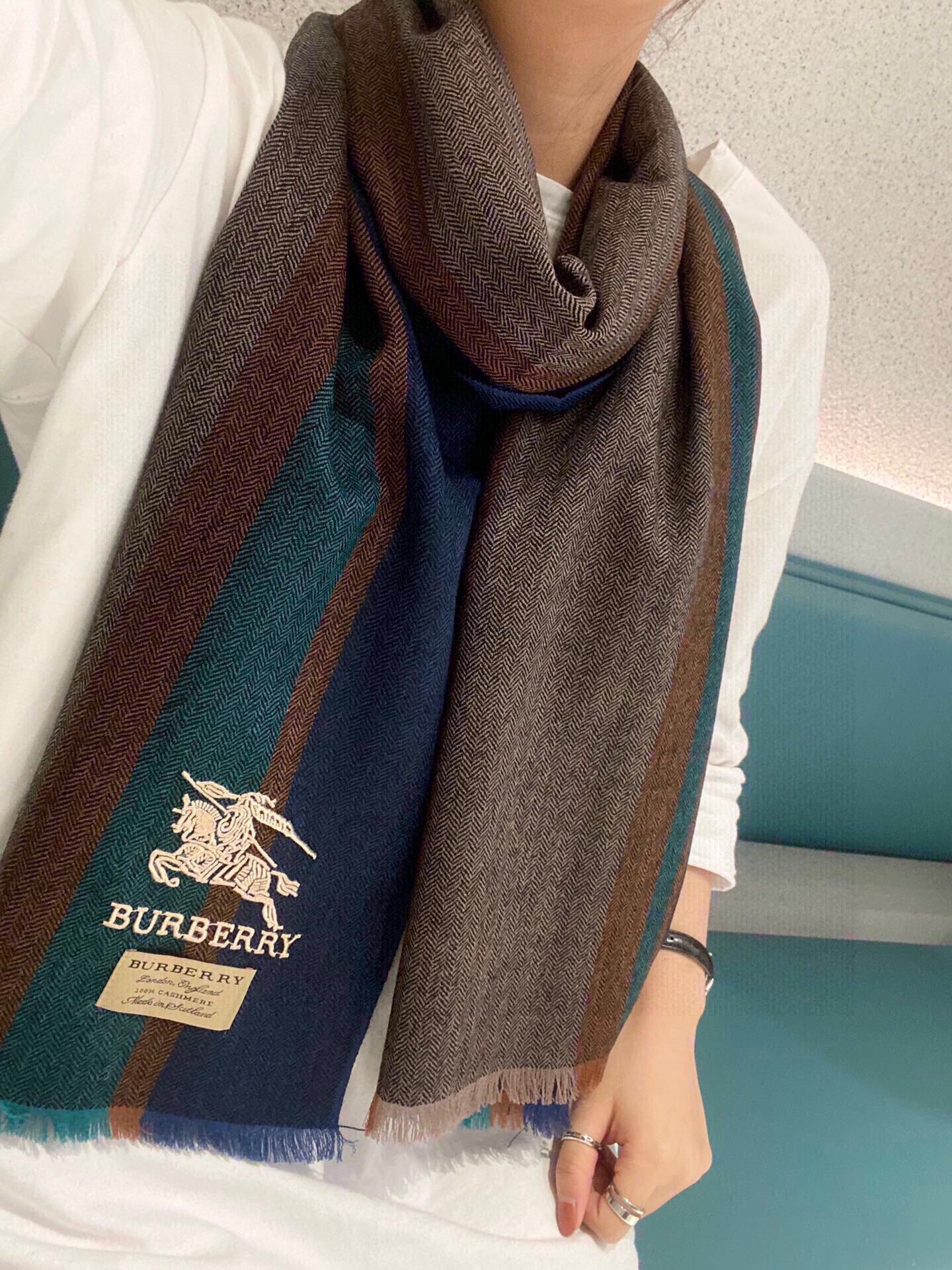 Burberry 戰馬繡標羊絨圍巾