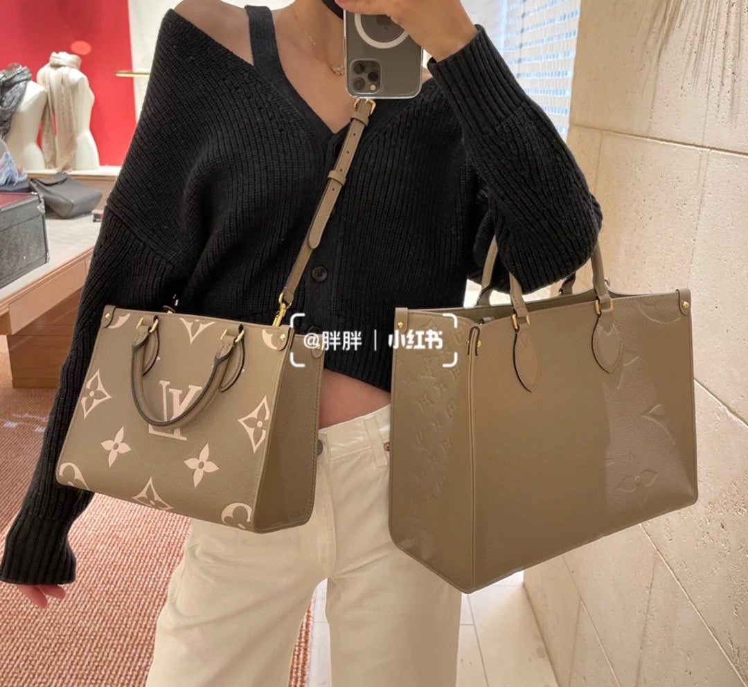 M45779 路L家-Onthego Tote 包 小號 大象灰奶白色 上身照