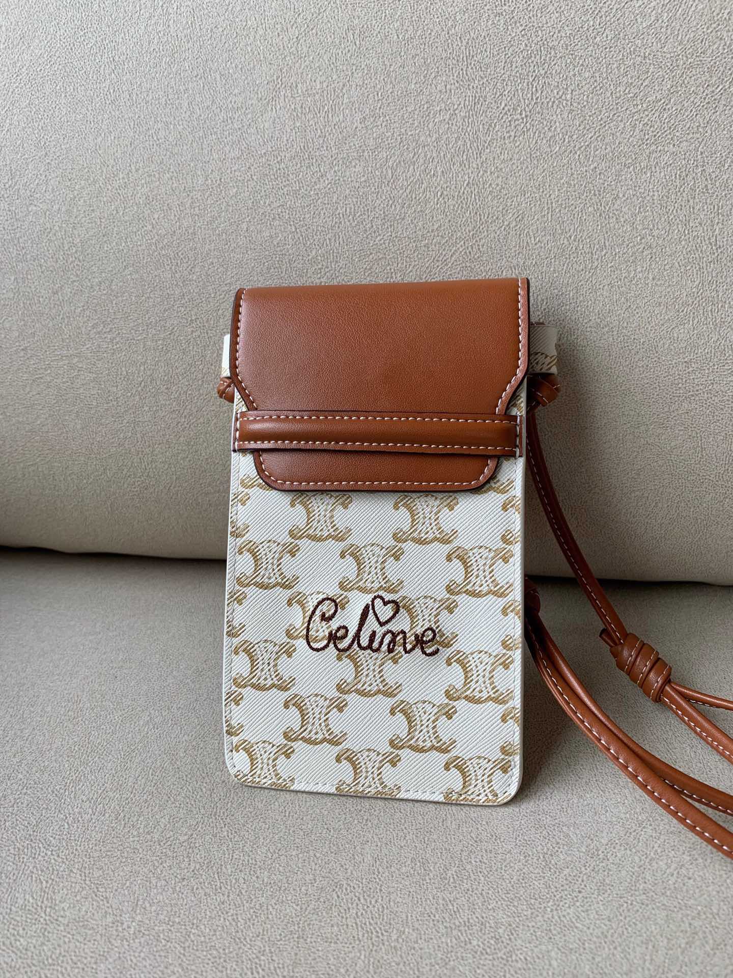 Celine 標誌印花羊皮革翻蓋手機包