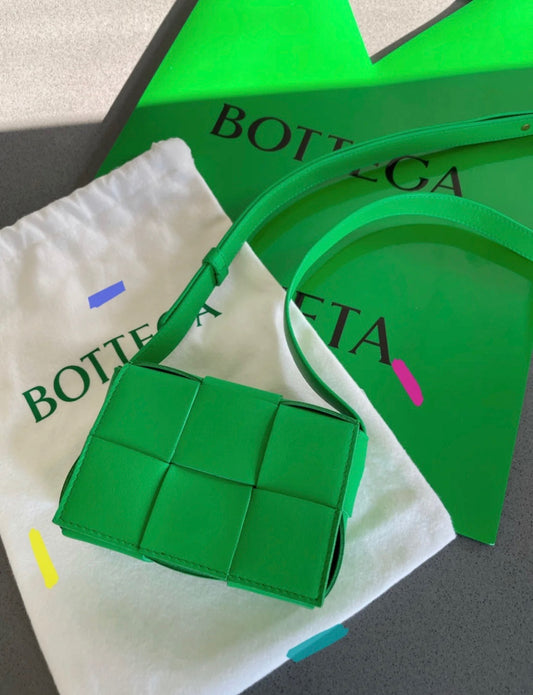 B編織-羊皮方格Mini cassette Bag 迷你編織包 12x8x4 上身圖
