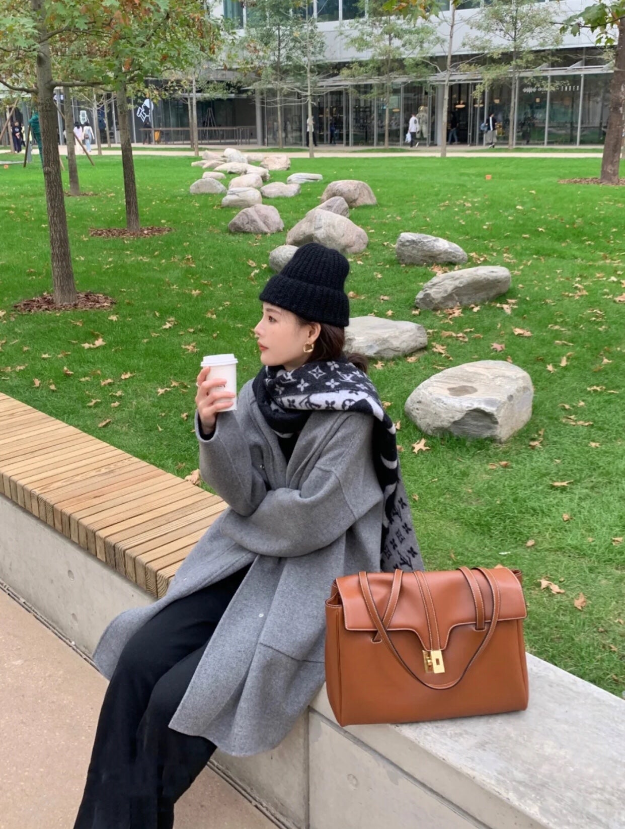 Celine SOFT 16 中號光滑牛皮革手-棕色