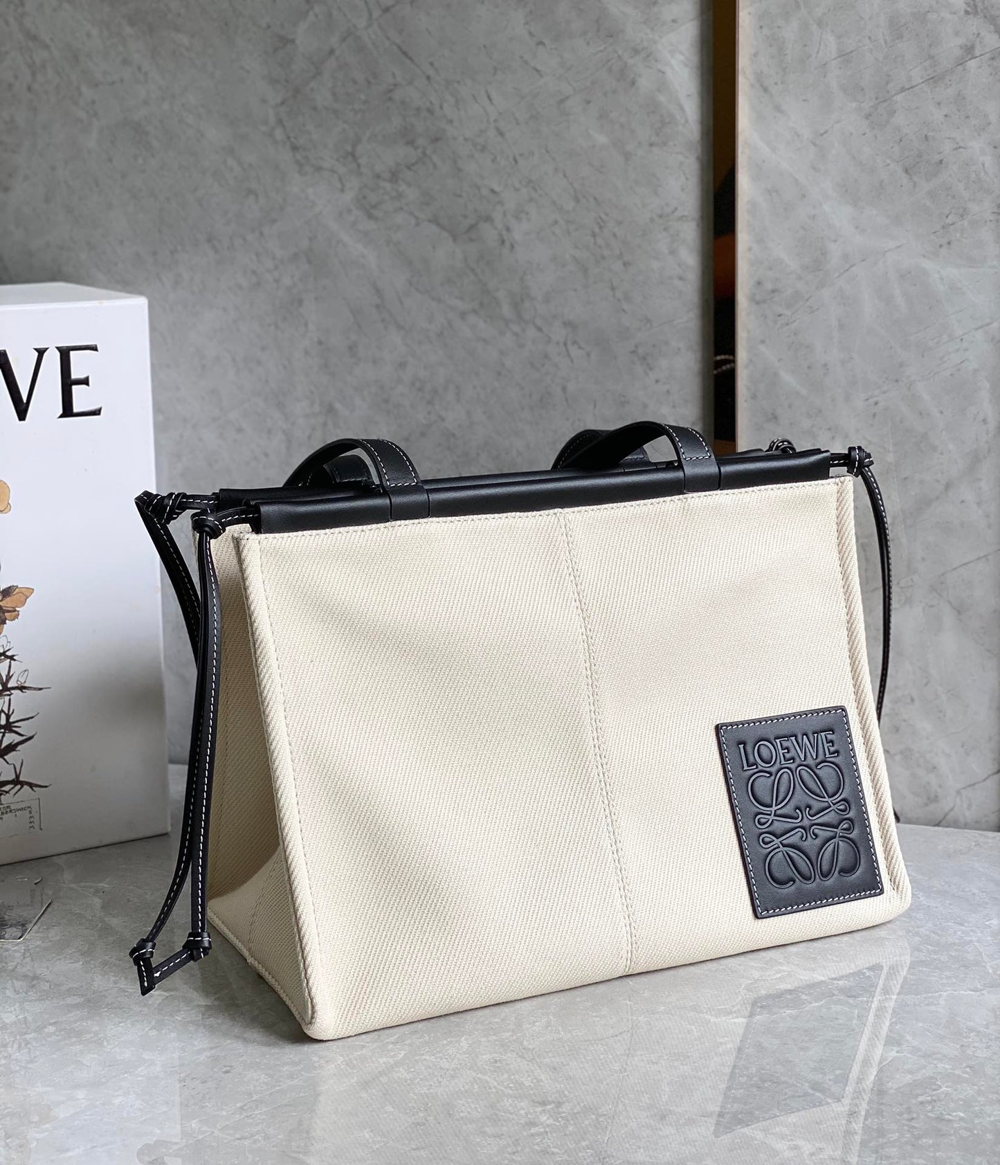 羅L威-Cushion tote 白色黑色