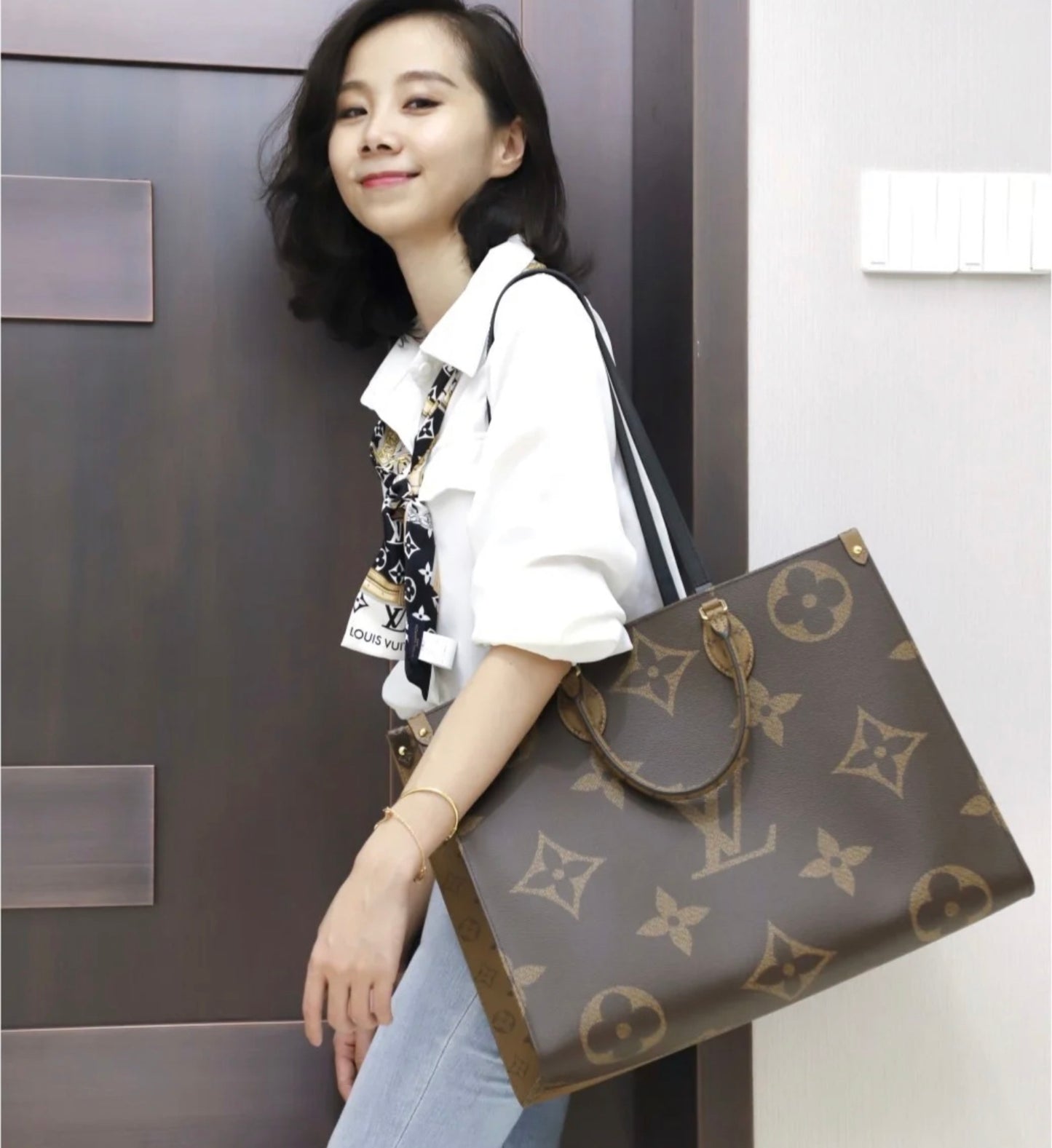 M45320 路L家-Onthego 手袋 大號 黑皮長肩帶 上身照