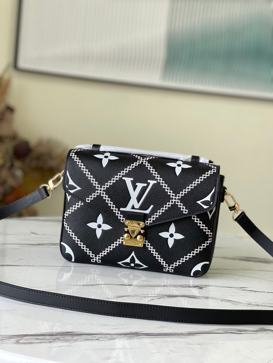 M46028 路L家-2022 春季系列 Pochette Métis 郵差包