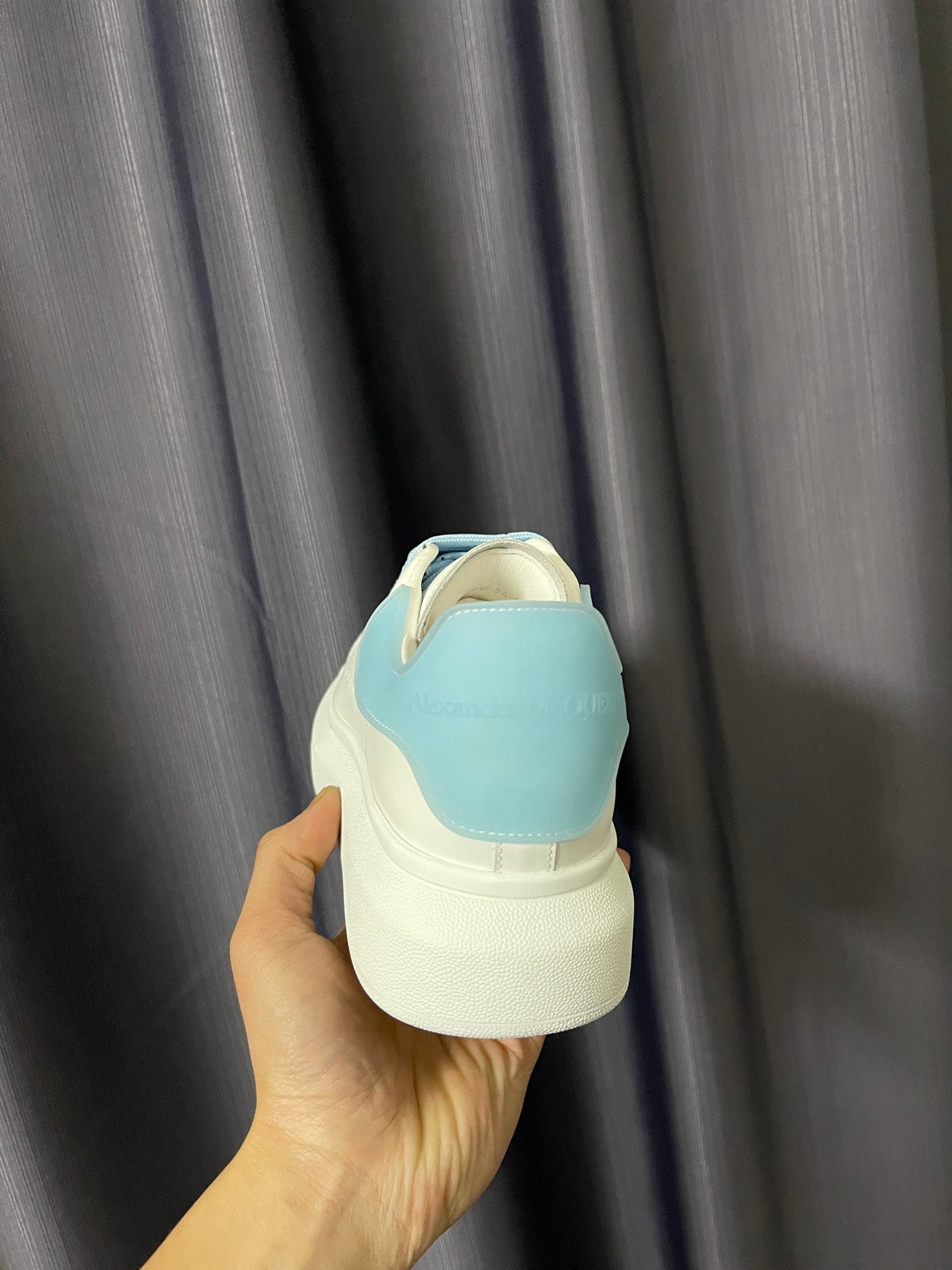 麥M昆-經典小白鞋 男女同款 透明藍滴膠尾