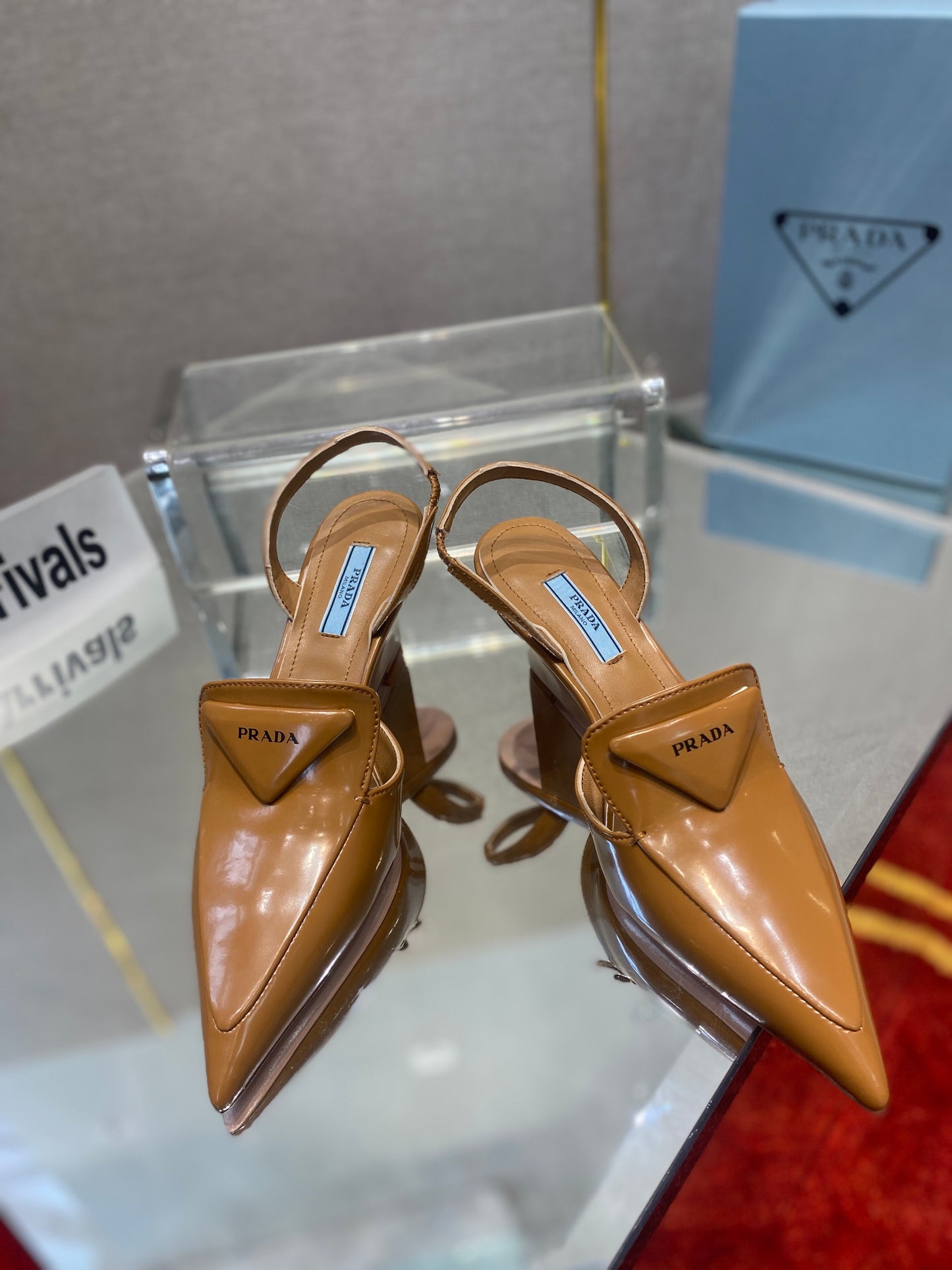 Prada鞋-Prada 漆皮低跟涼鞋（咖啡色）