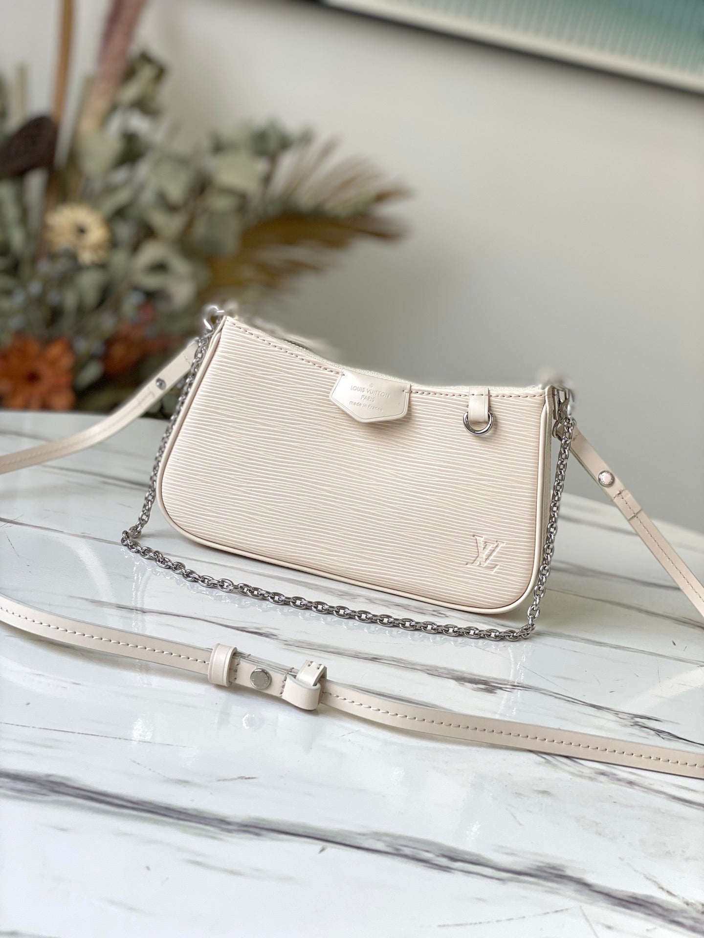 LV M80479 米色 Easy Pouch On Strap 手袋
