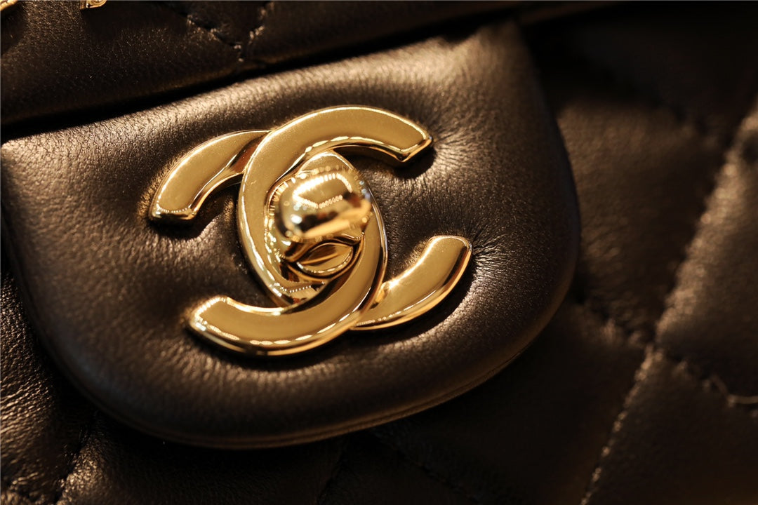 Chanel 吊墜徽章 mini CF
