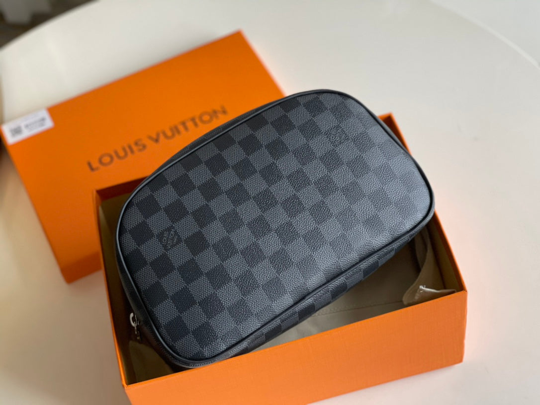 LV M47527 盥洗袋
