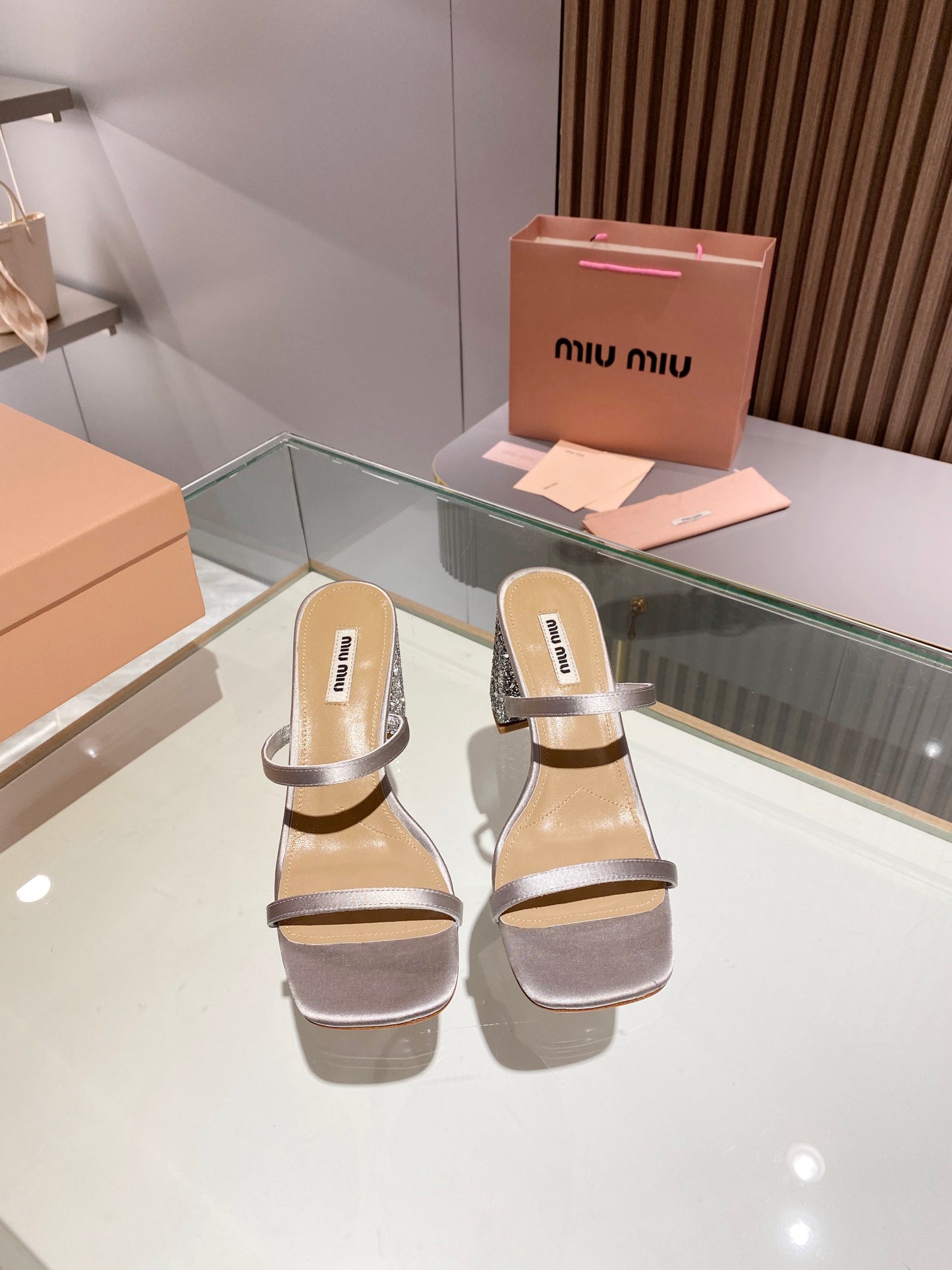 穆M家-2023春夏新款 一字帶高跟涼拖  8.5cm 銀色
