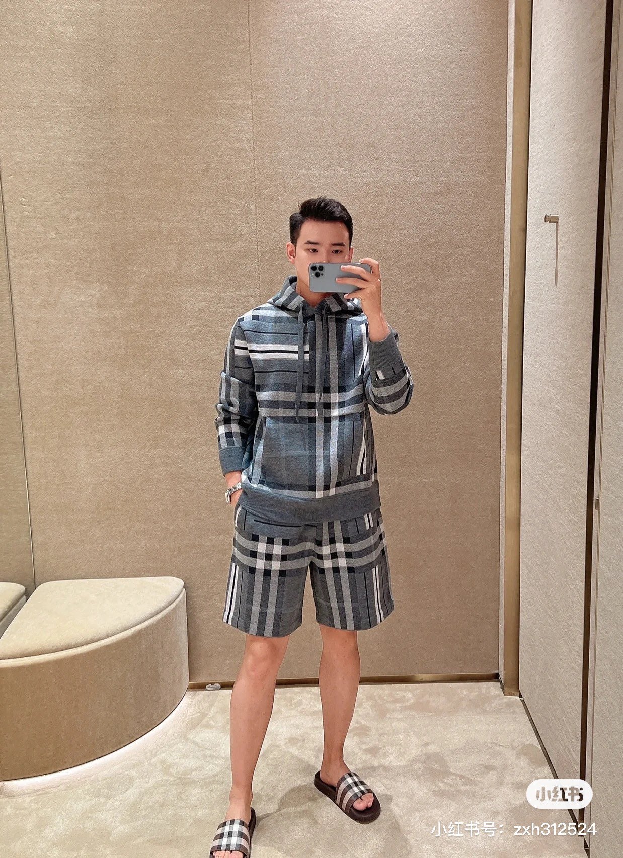 巴B家-22秋冬最新經典格子連帽羊毛衫  男女同款上身參考
