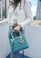 迪D家-Lady Dior手袋-四格黛妃-20cm-迷霧藍 上身圖