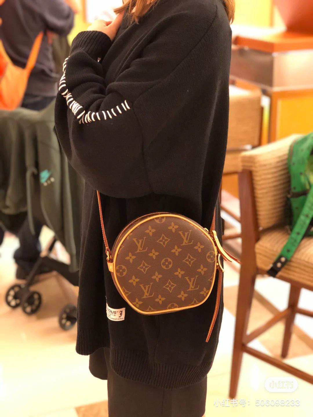 M45149 路L家-BOITE  CHAPEAU SOUPLE 圓餅包 小號 上身照