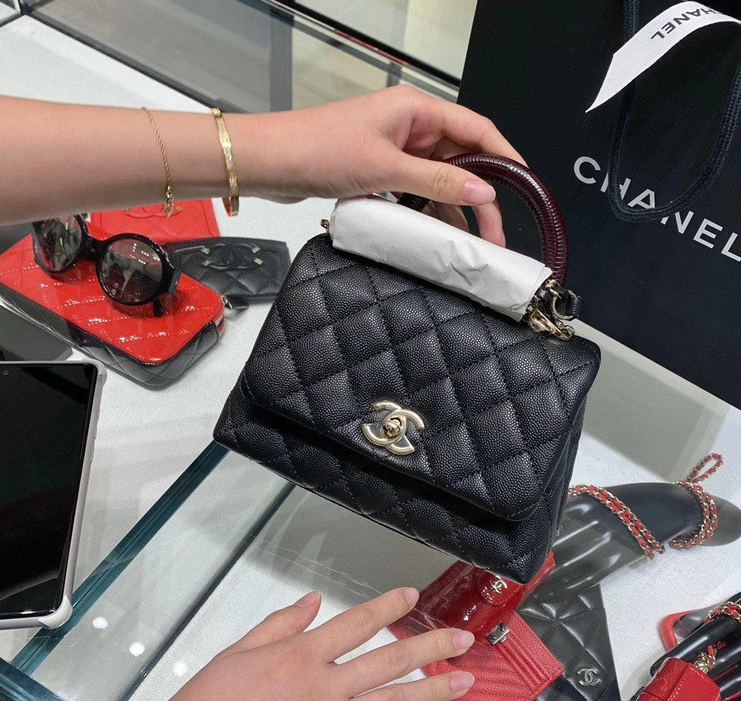 Chanel mini coco handle-黑色球紋牛皮配酒紅色手腕-淡金扣
